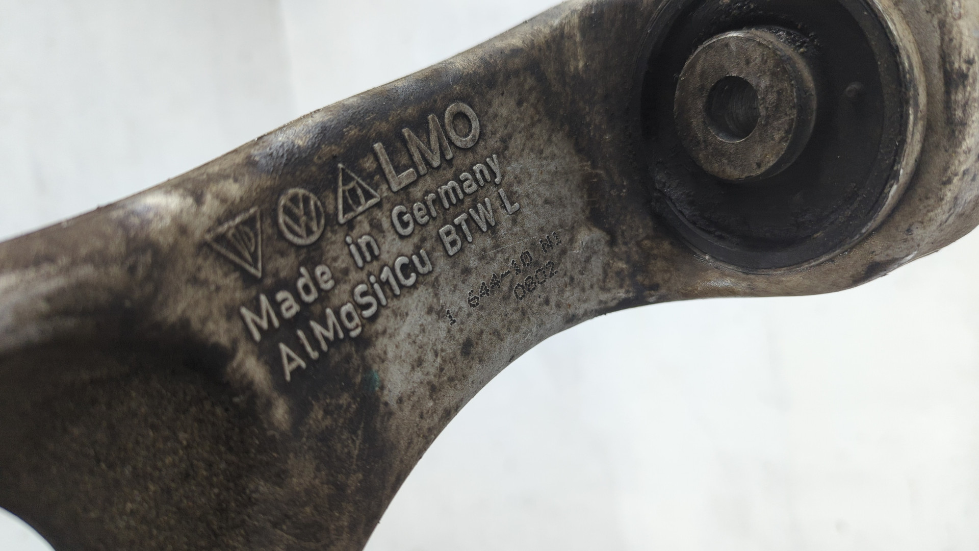 Рычаг передний левый