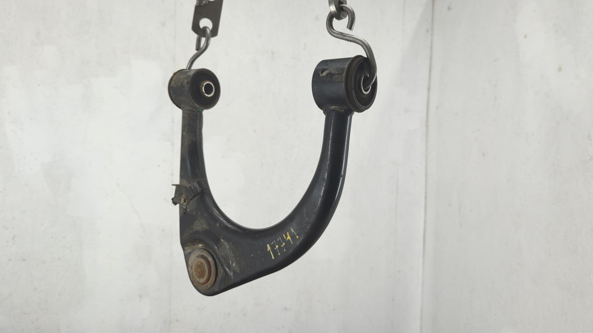 Рычаг передний правый