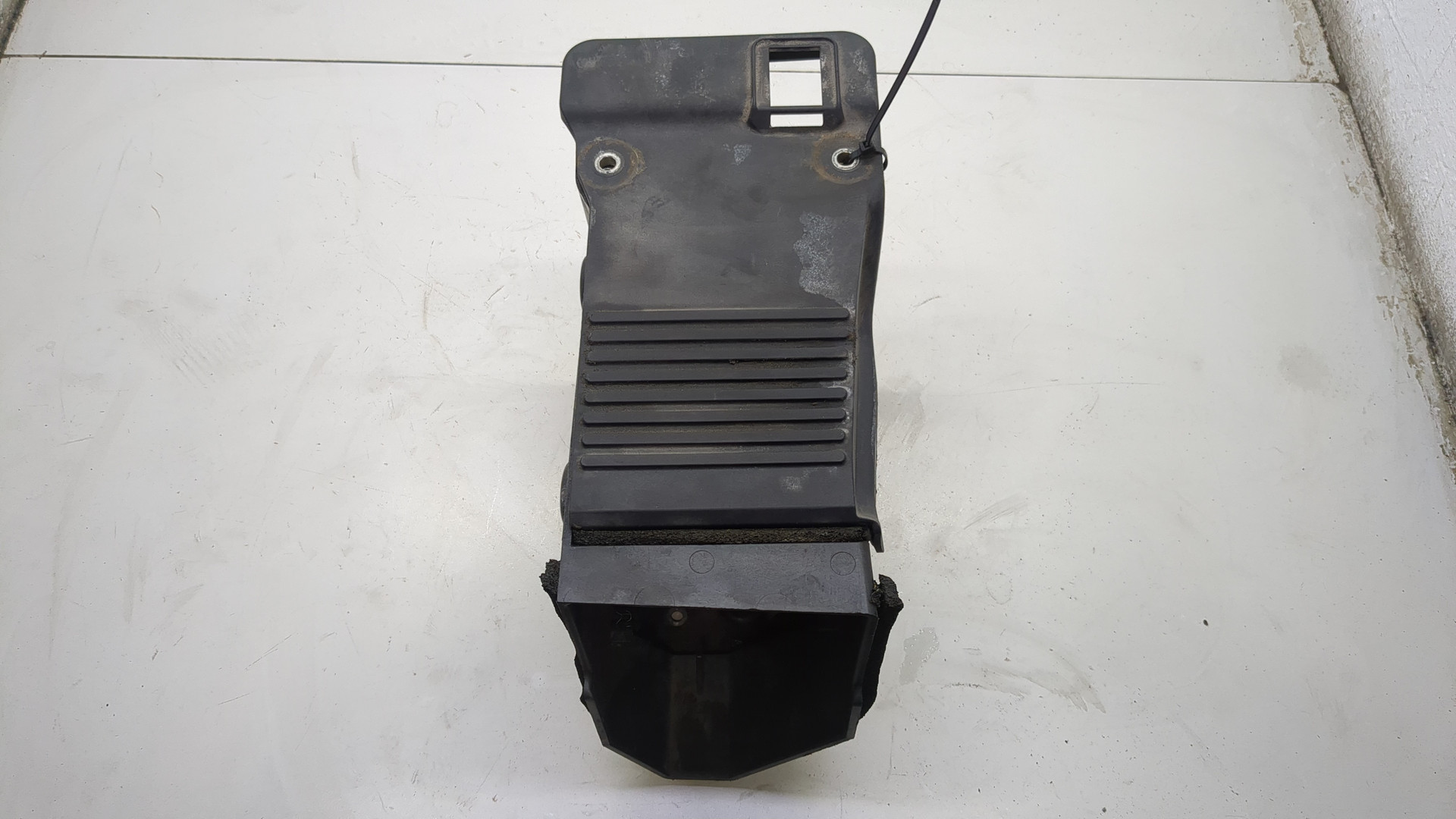 Площадка под аккумулятор (АКБ)