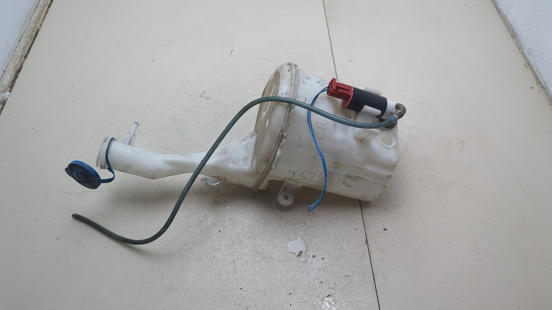 Бачок омывателя лобового стекла