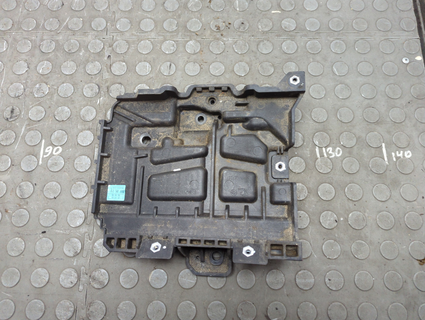 Площадка под аккумулятор (АКБ)