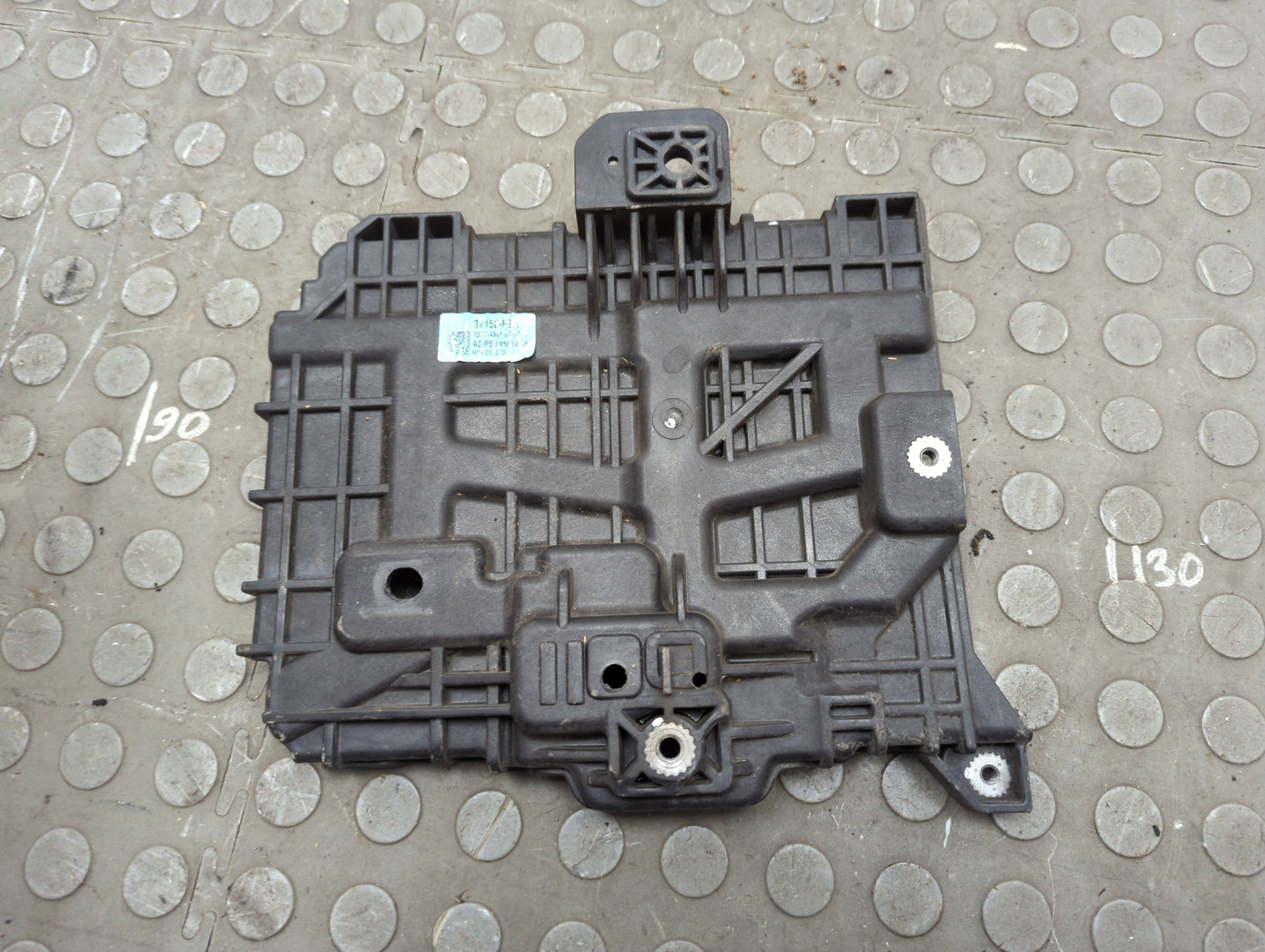 Площадка под аккумулятор (АКБ)