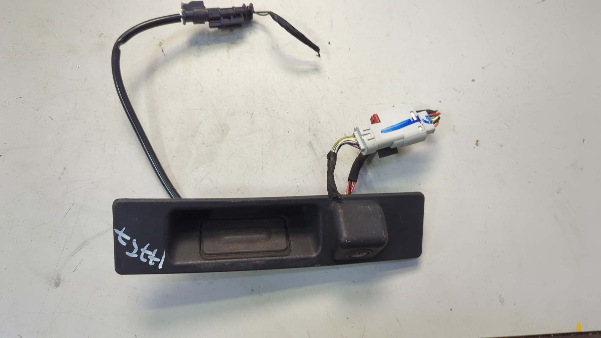 Кнопка открывания багажника