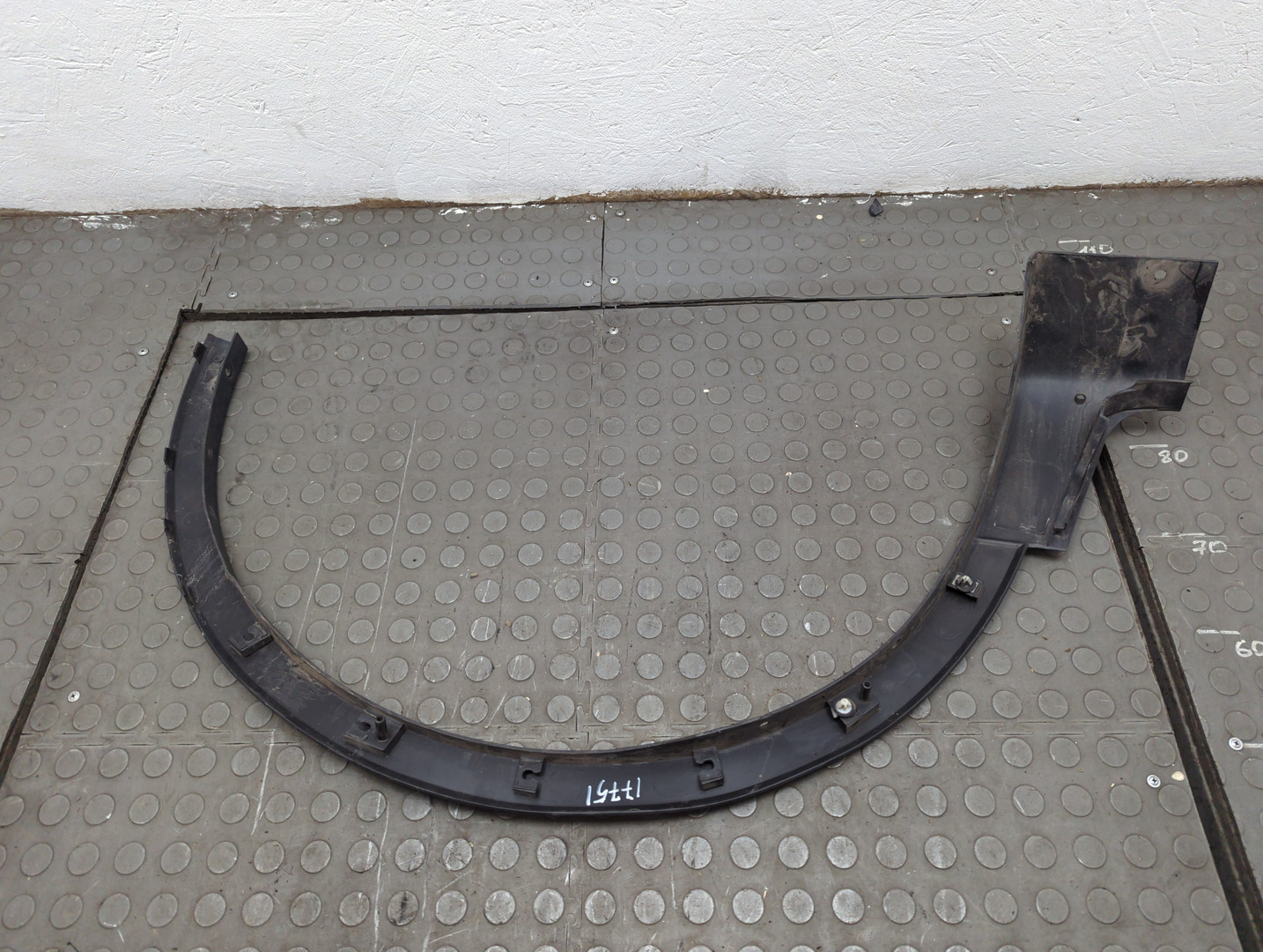 Накладка переднего крыла левого