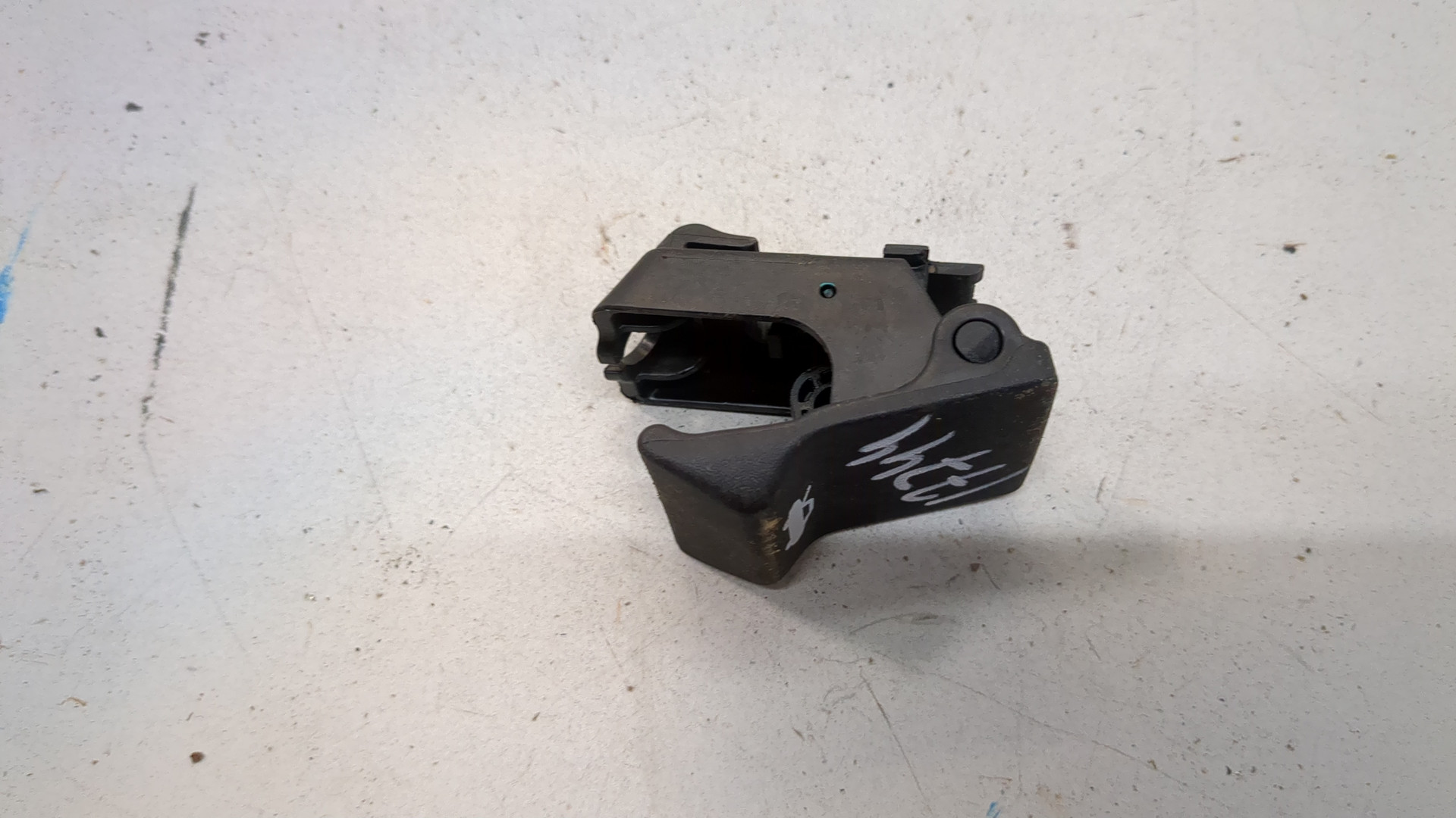 Ручка открывания капота