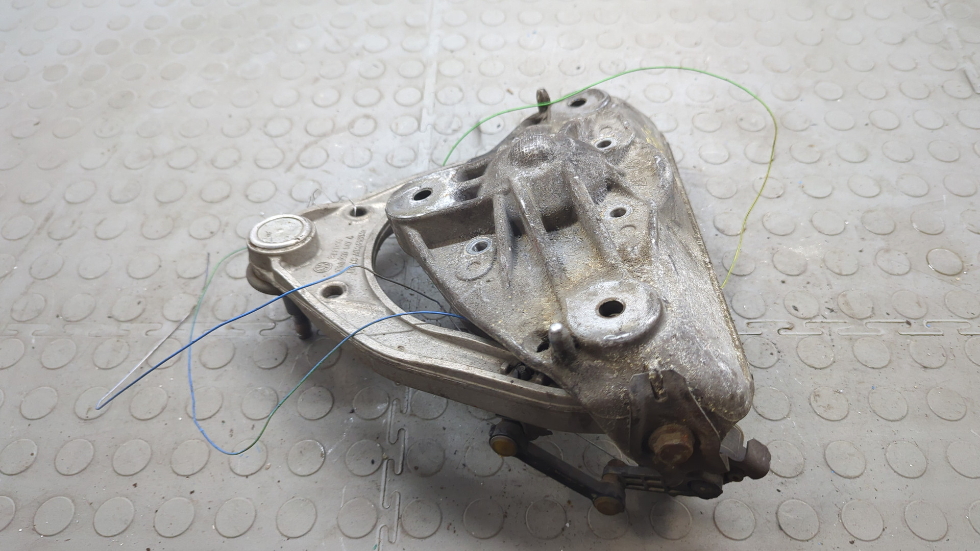 Рычаг передний