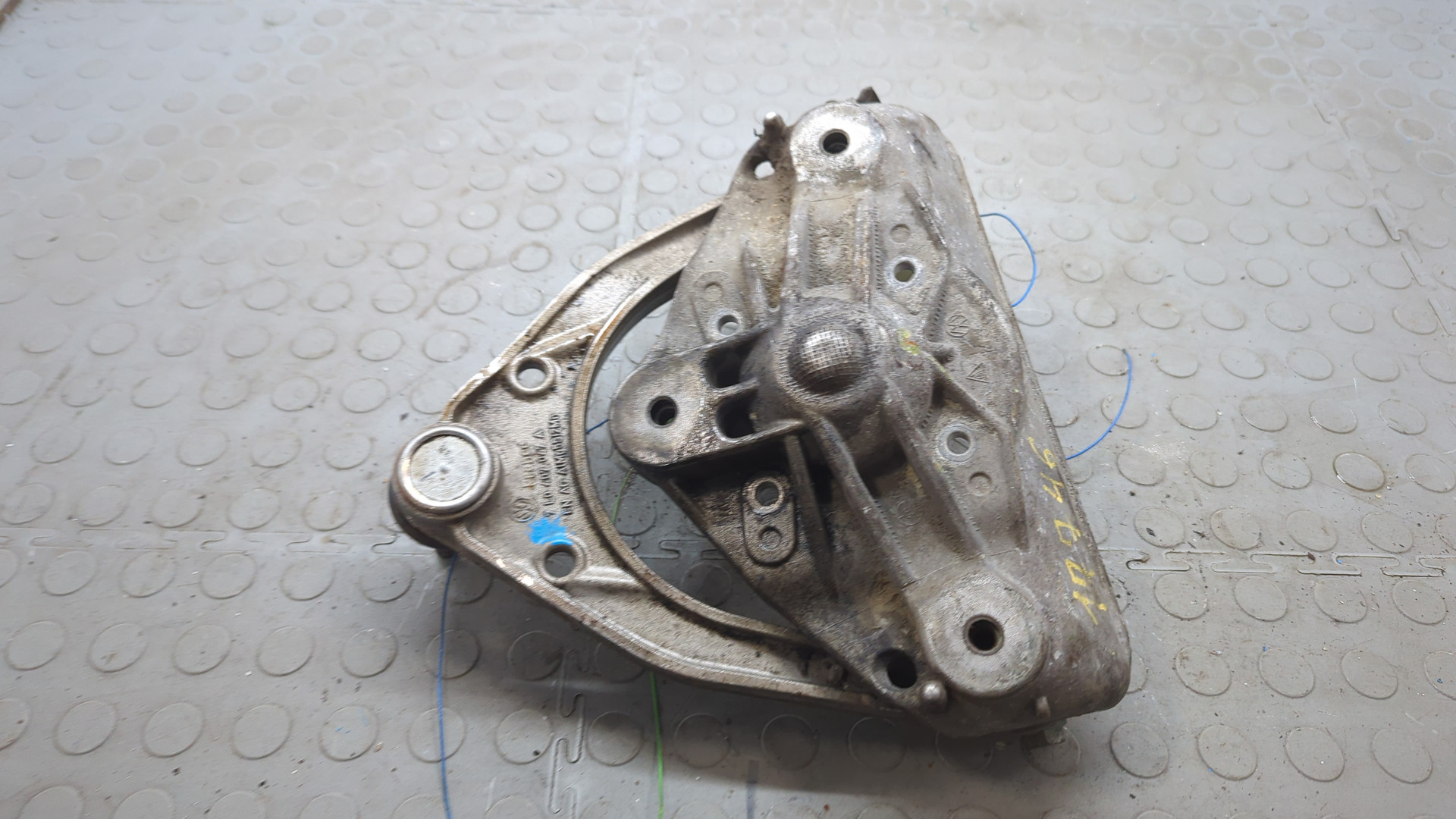 Рычаг передний