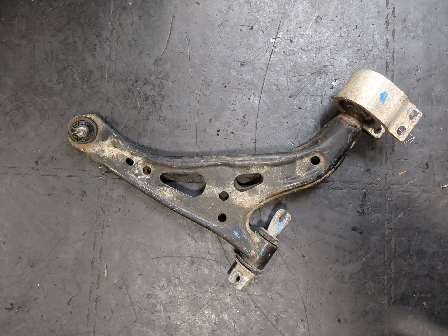 Рычаг передний правый