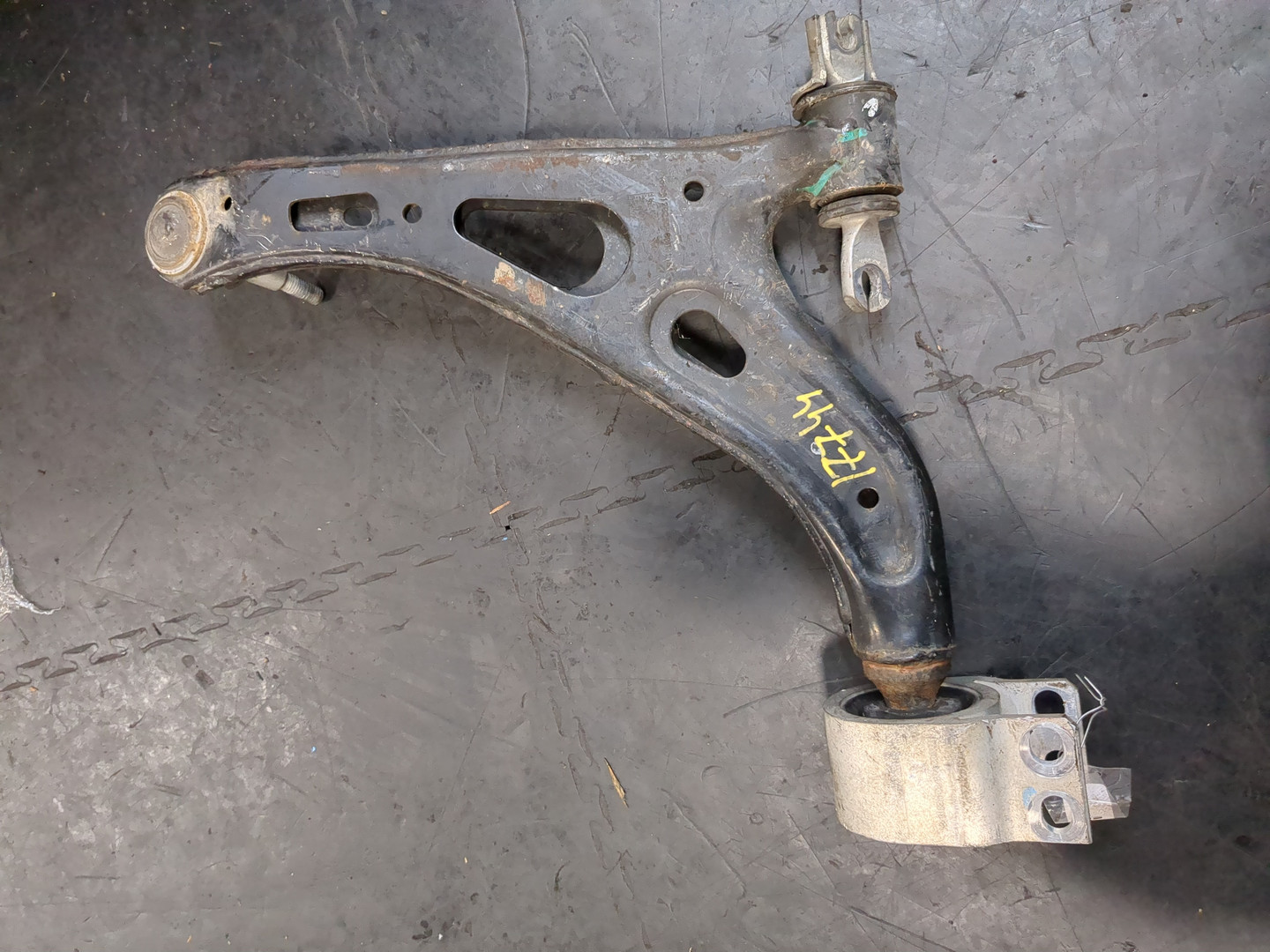 Рычаг передний правый