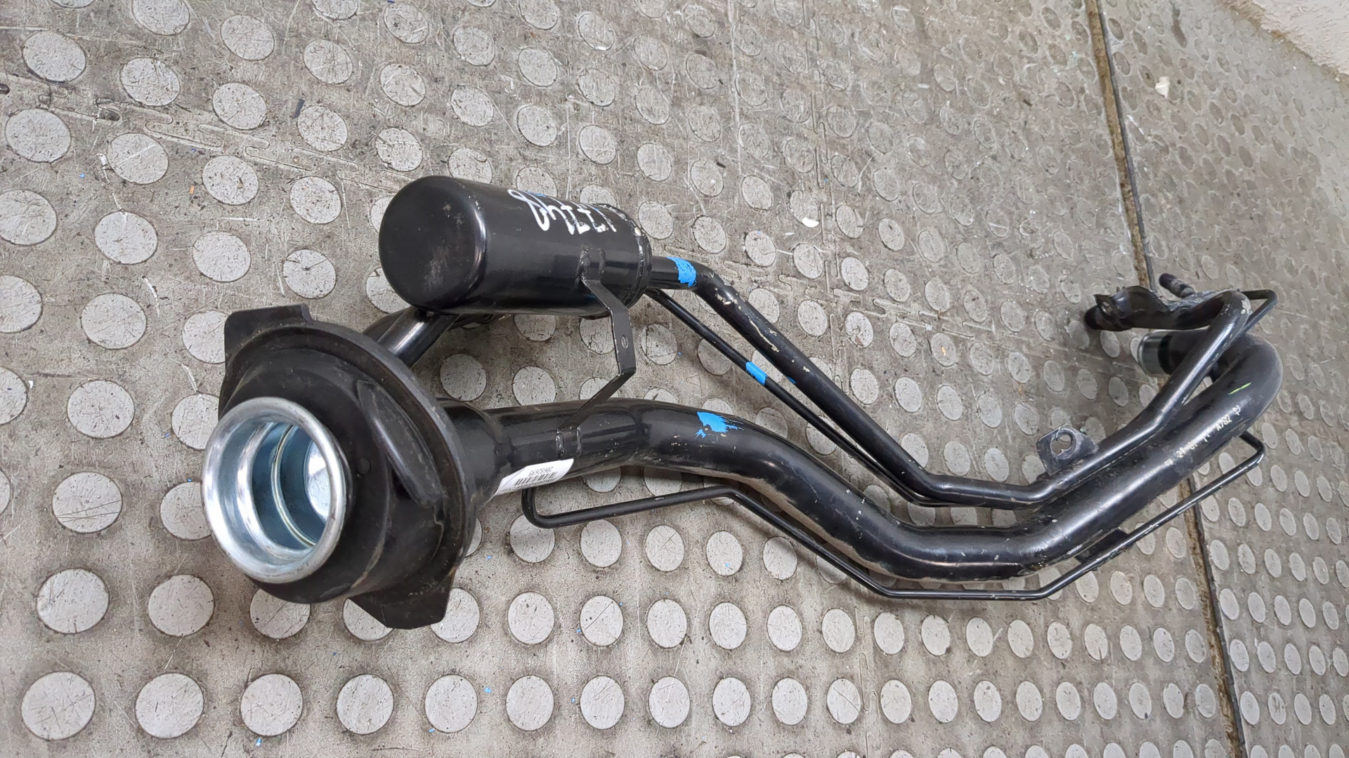 Горловина топливного бака