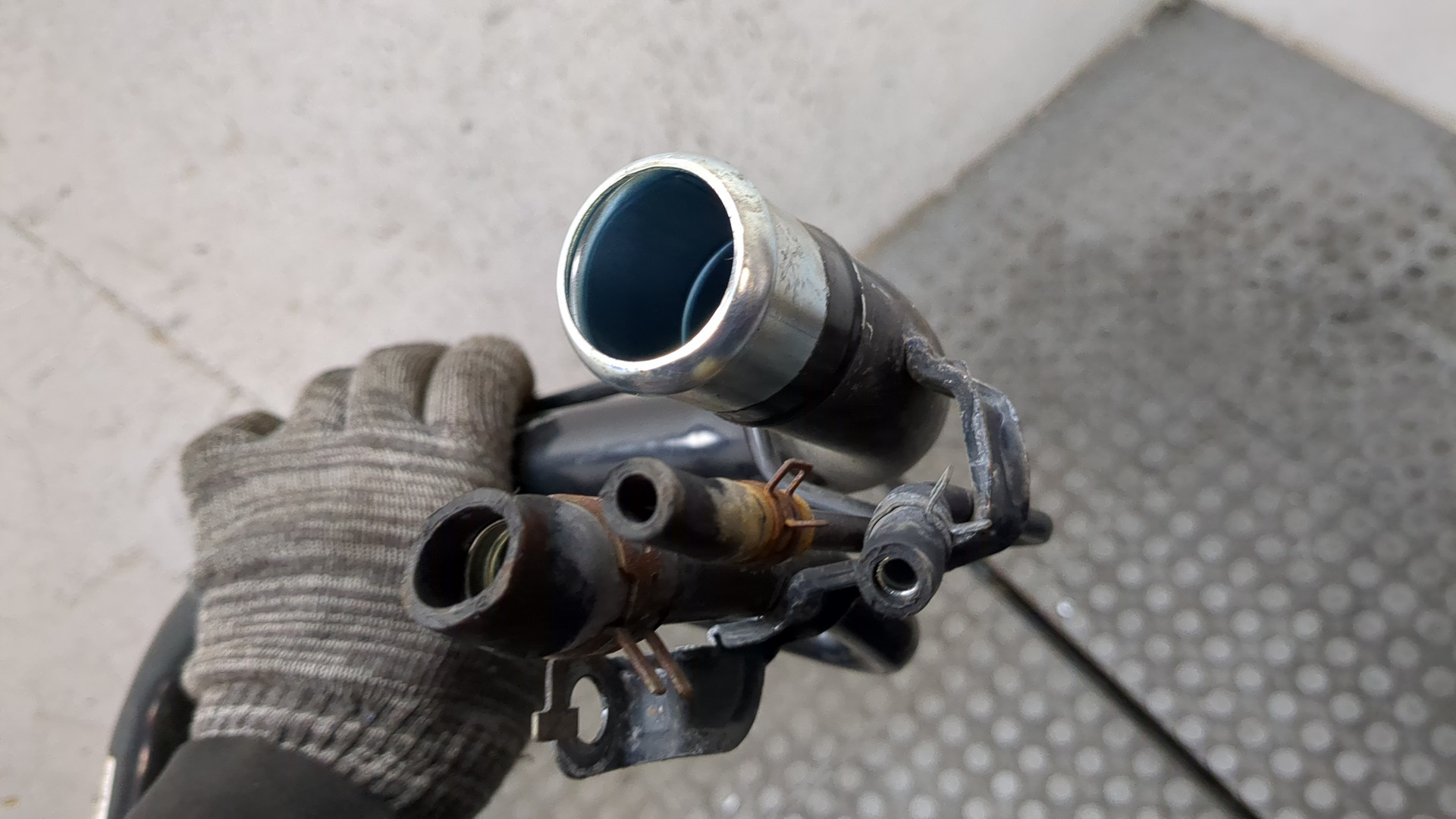 Горловина топливного бака