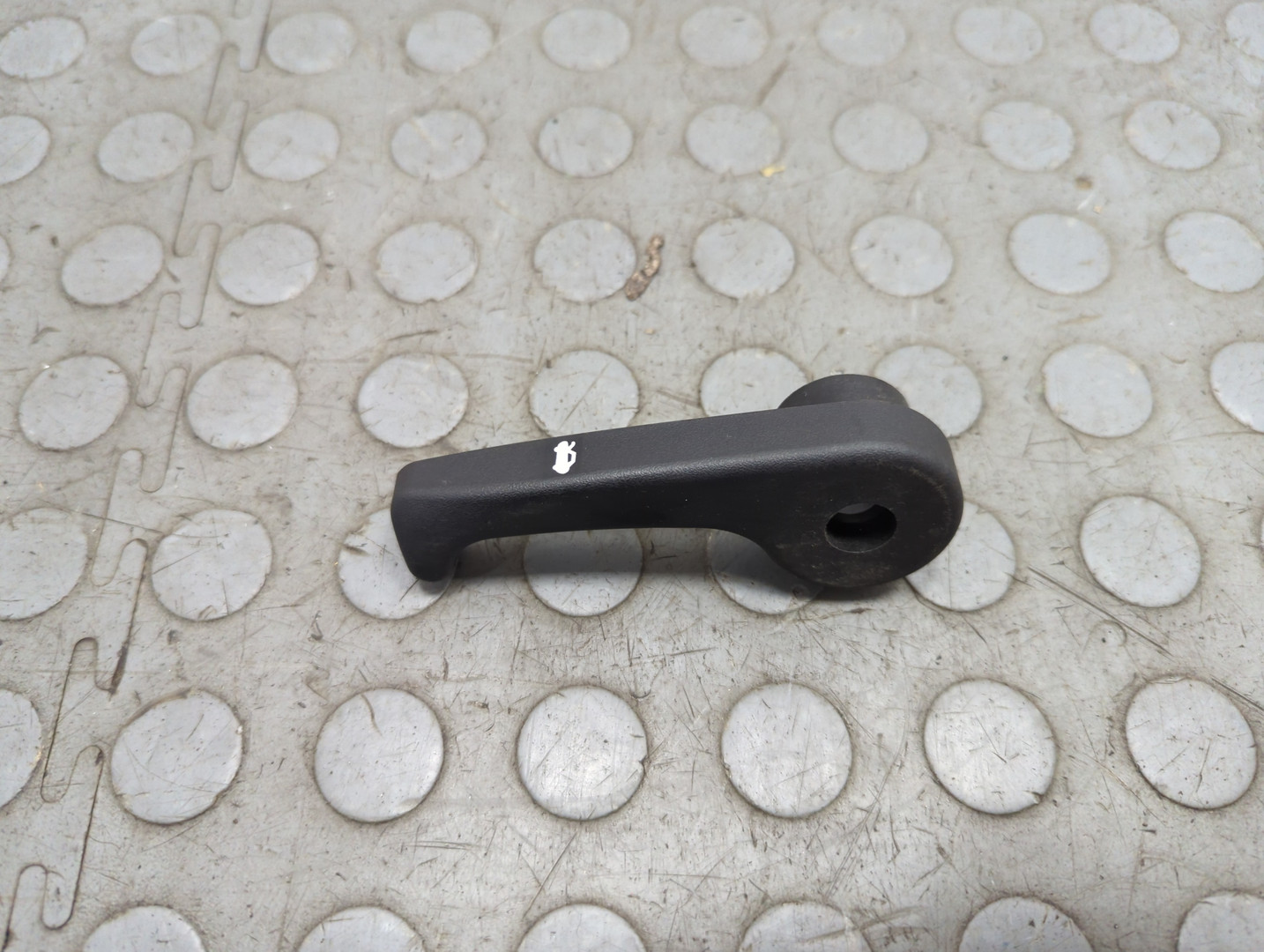 Ручка открывания капота