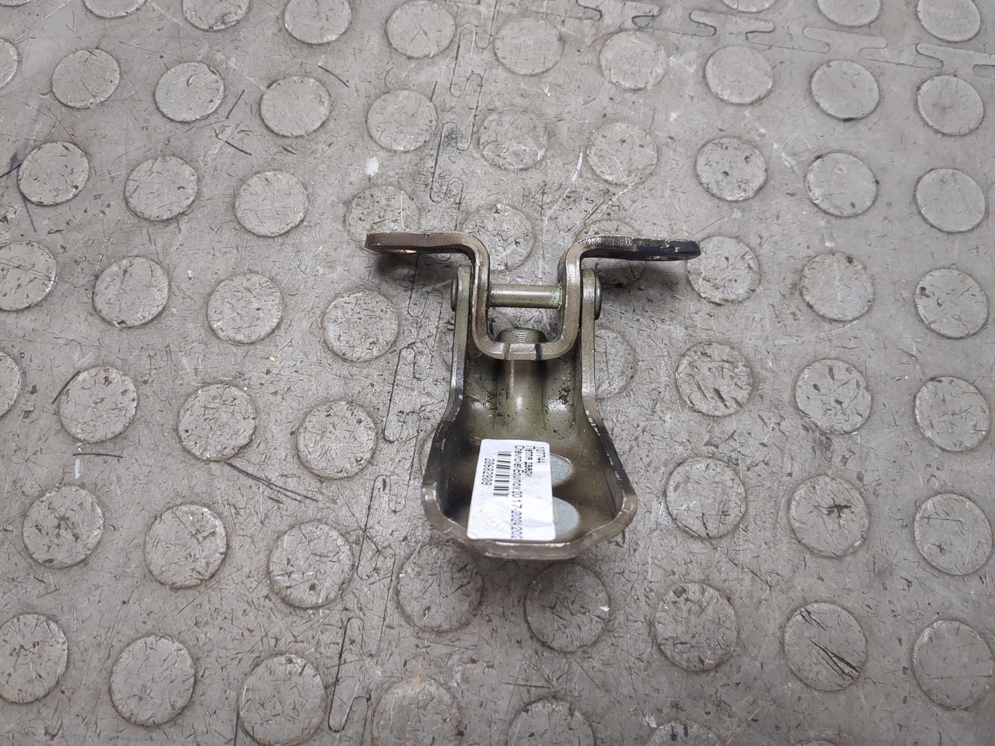 Петля двери