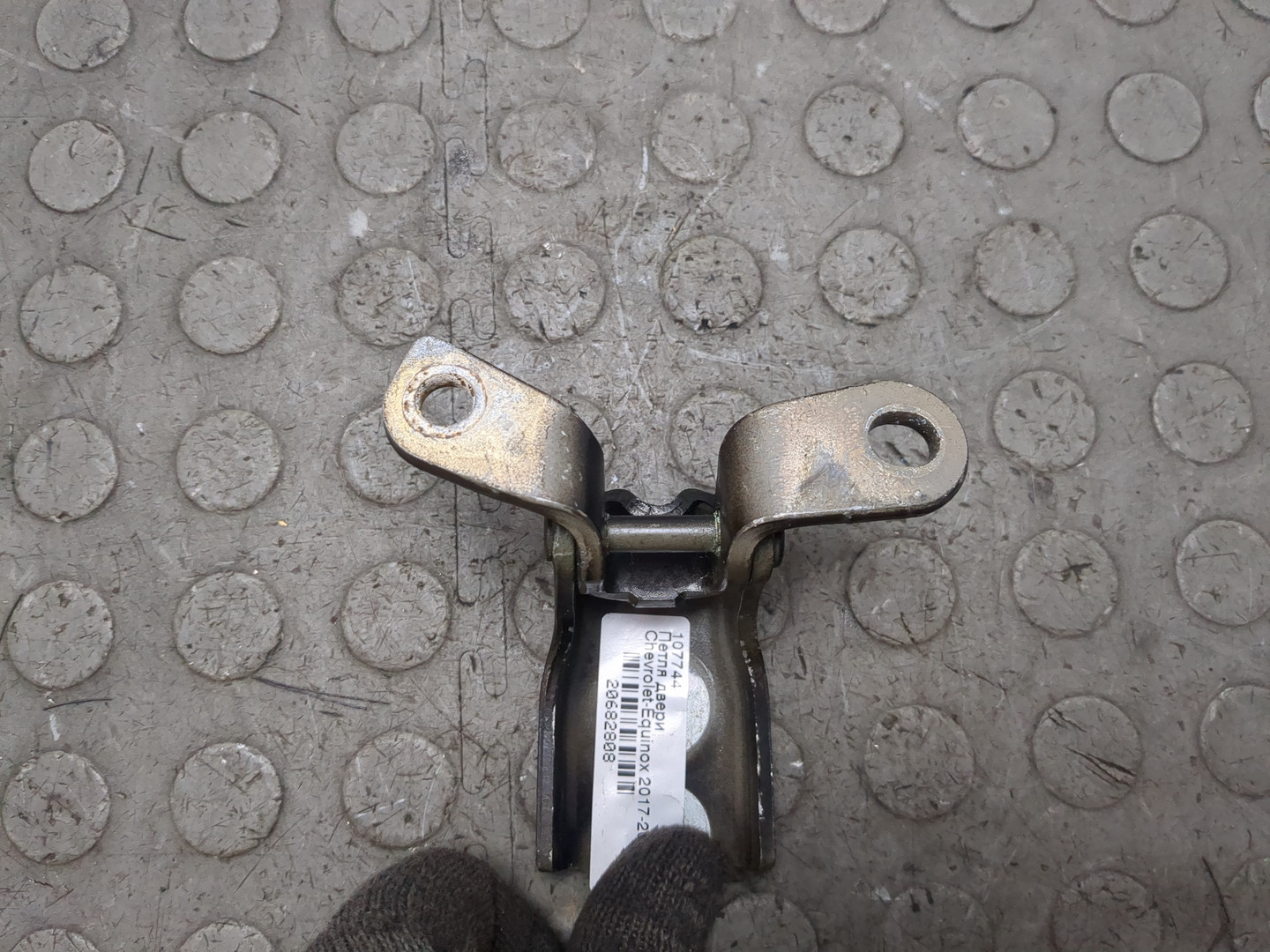 Петля двери