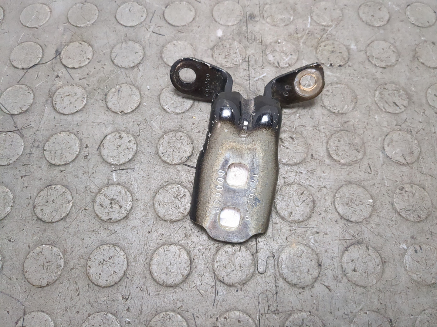 Петля двери