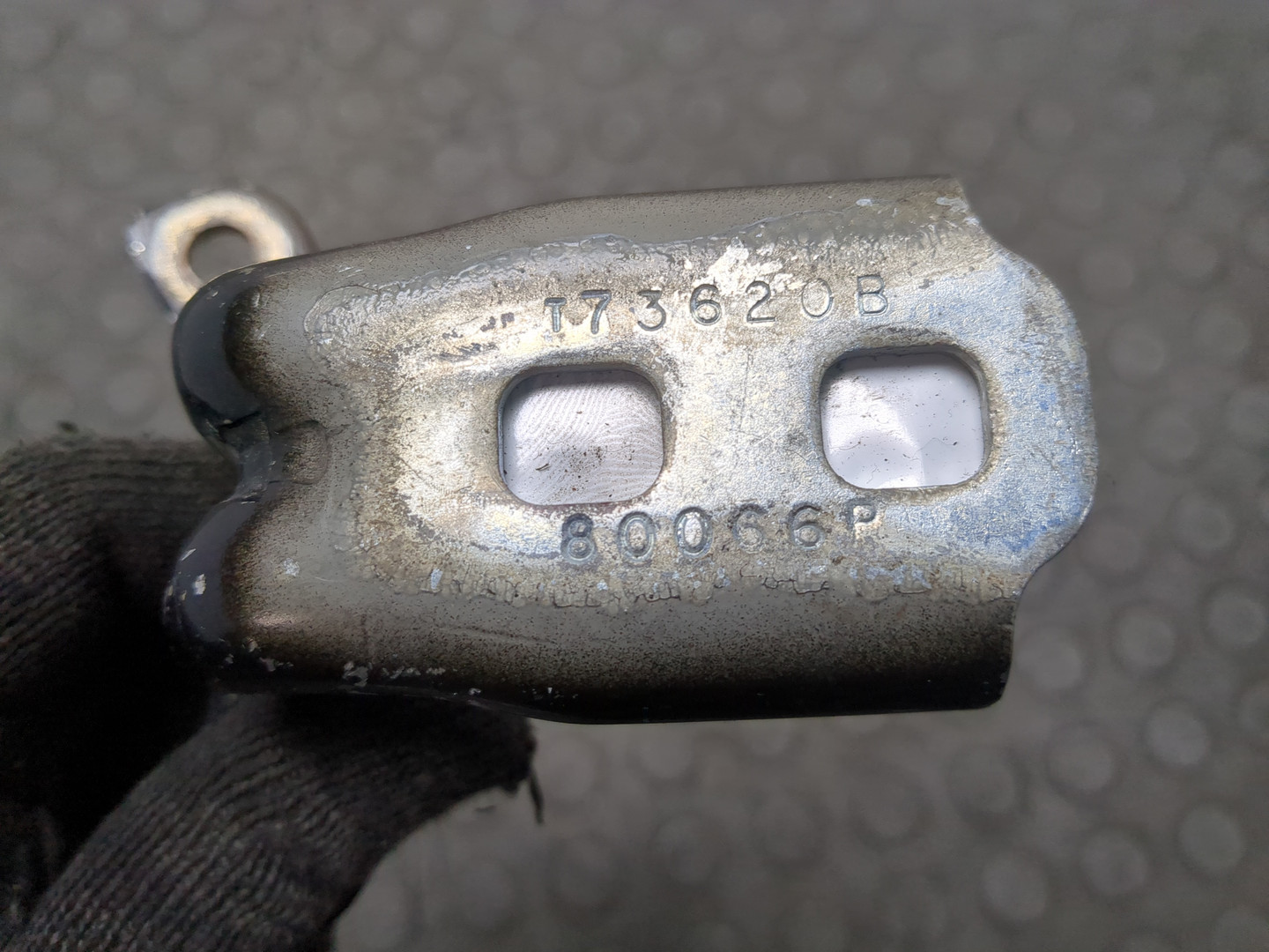 Петля двери