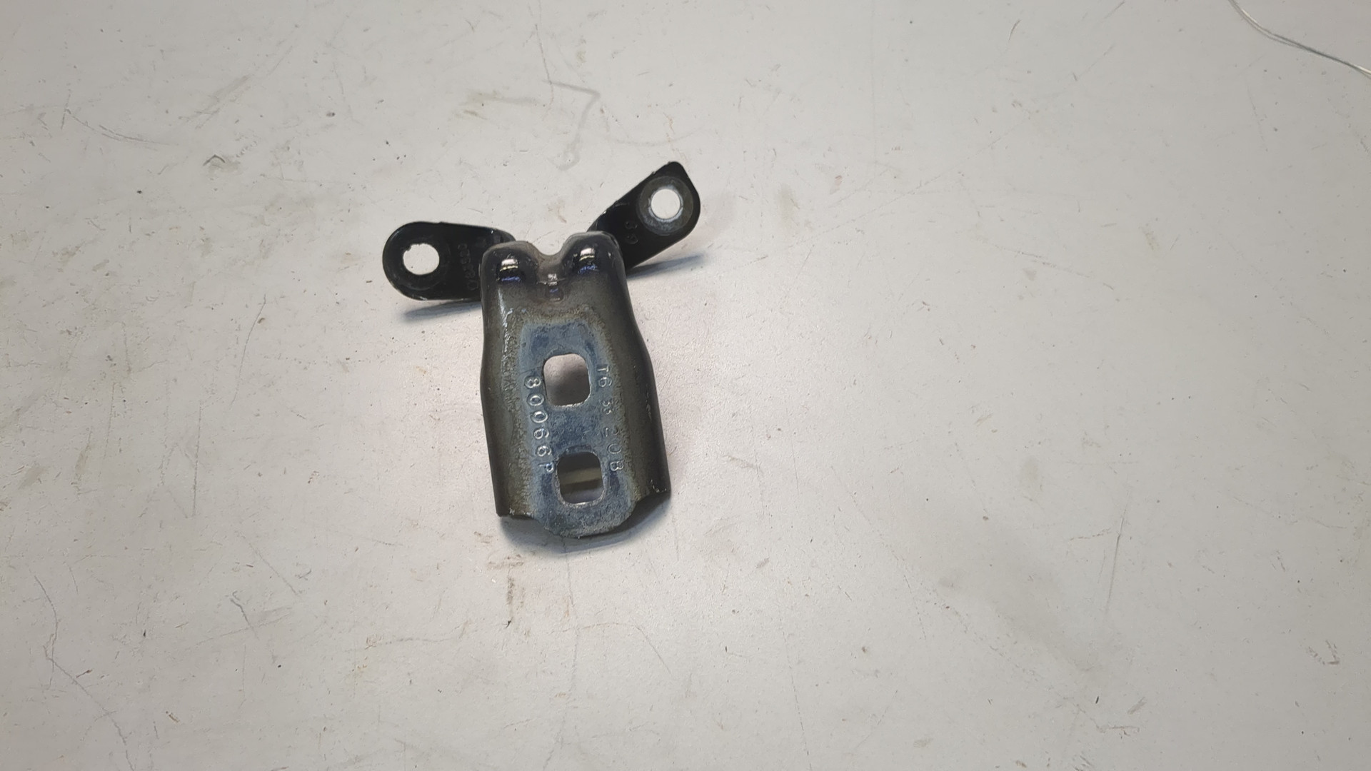 Петля двери