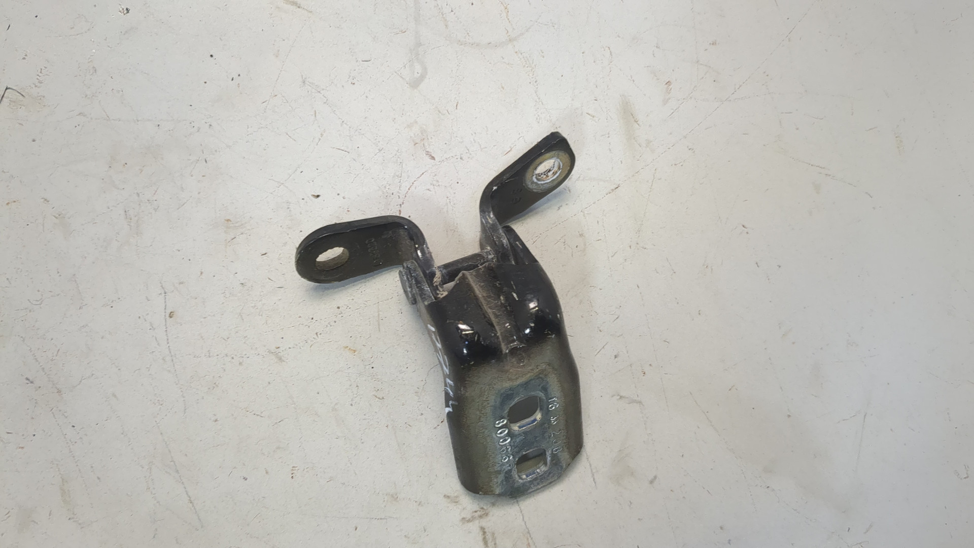 Петля двери