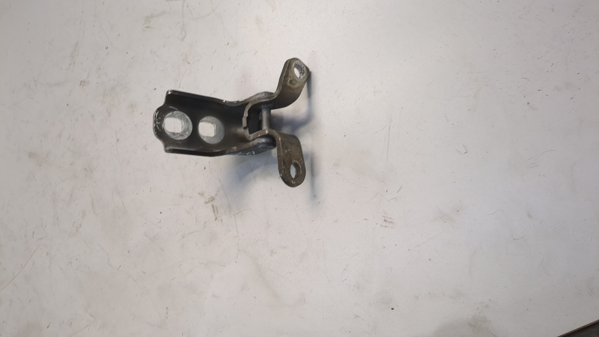 Петля двери