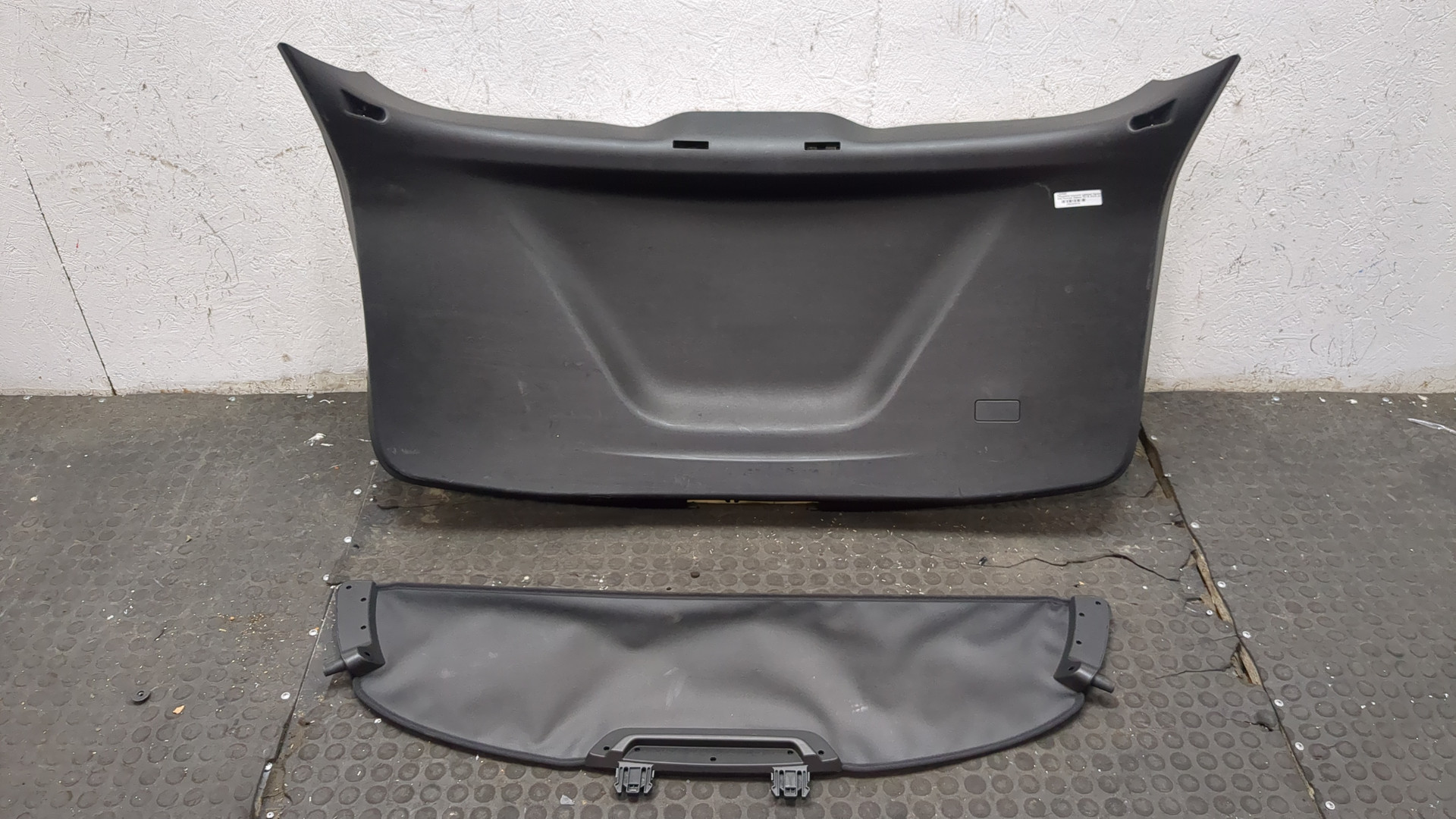 Обшивка двери багажника