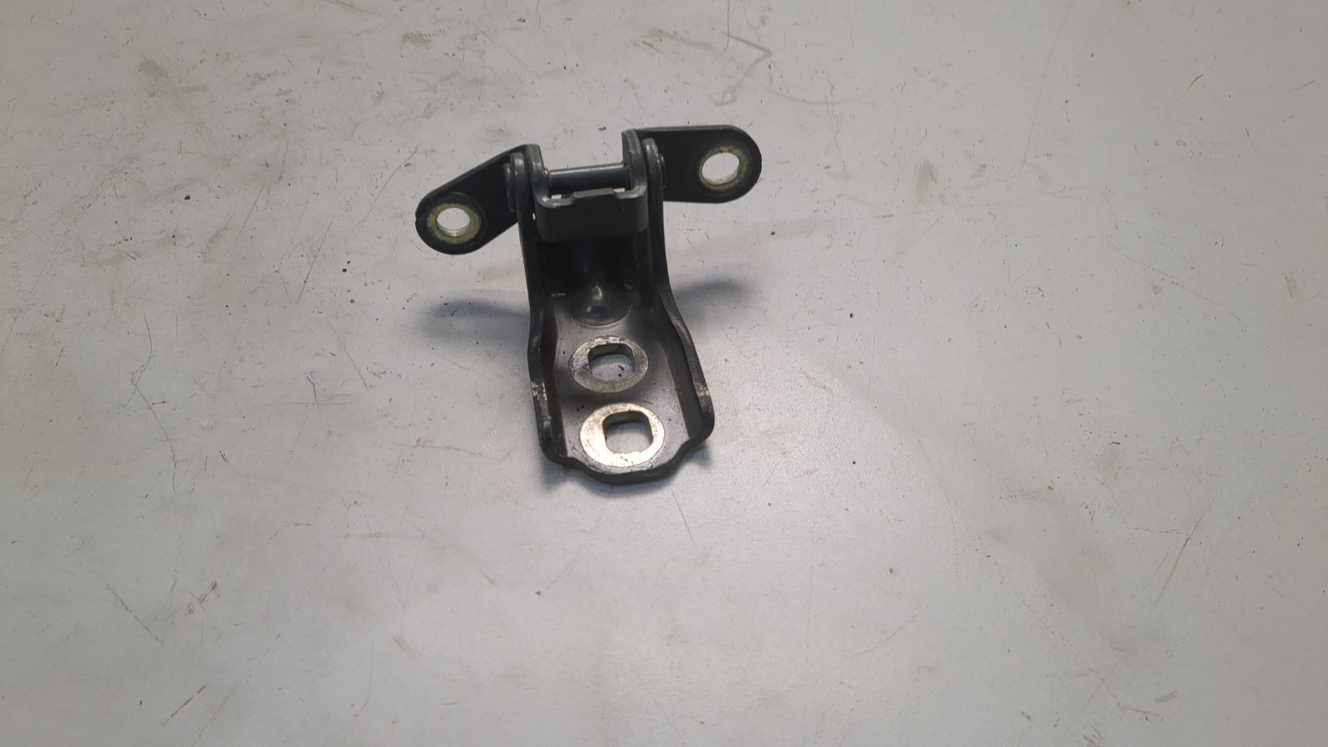 Петля двери