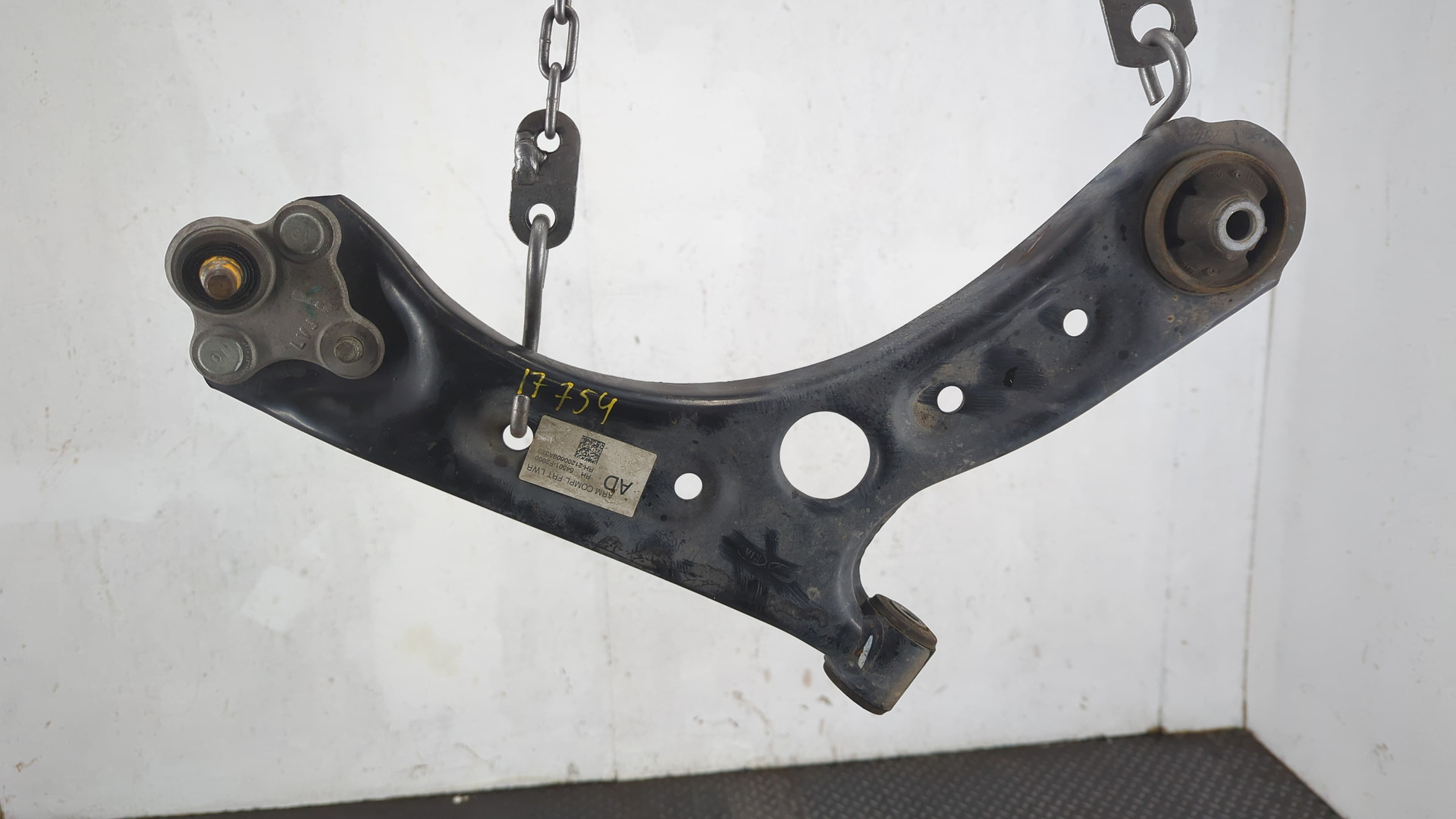 Рычаг передний правый