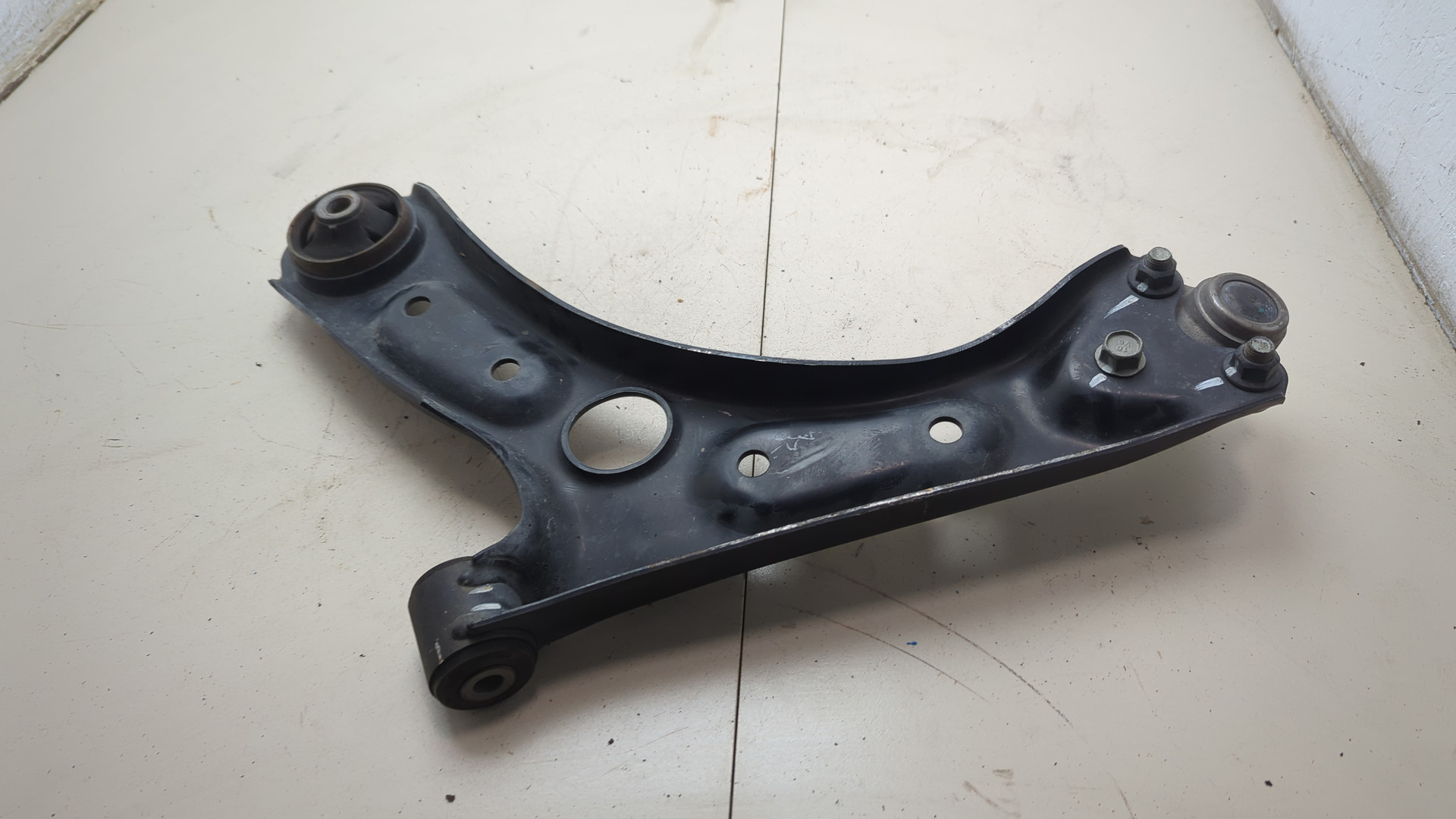 Рычаг передний правый