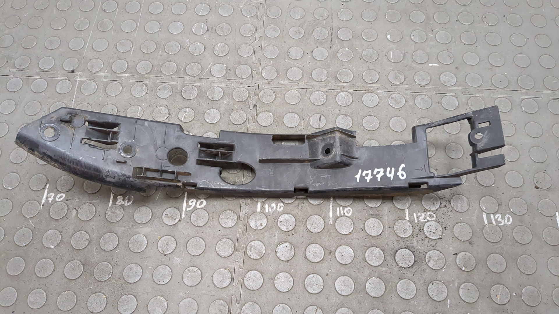 Кронштейн переднего бампера правый