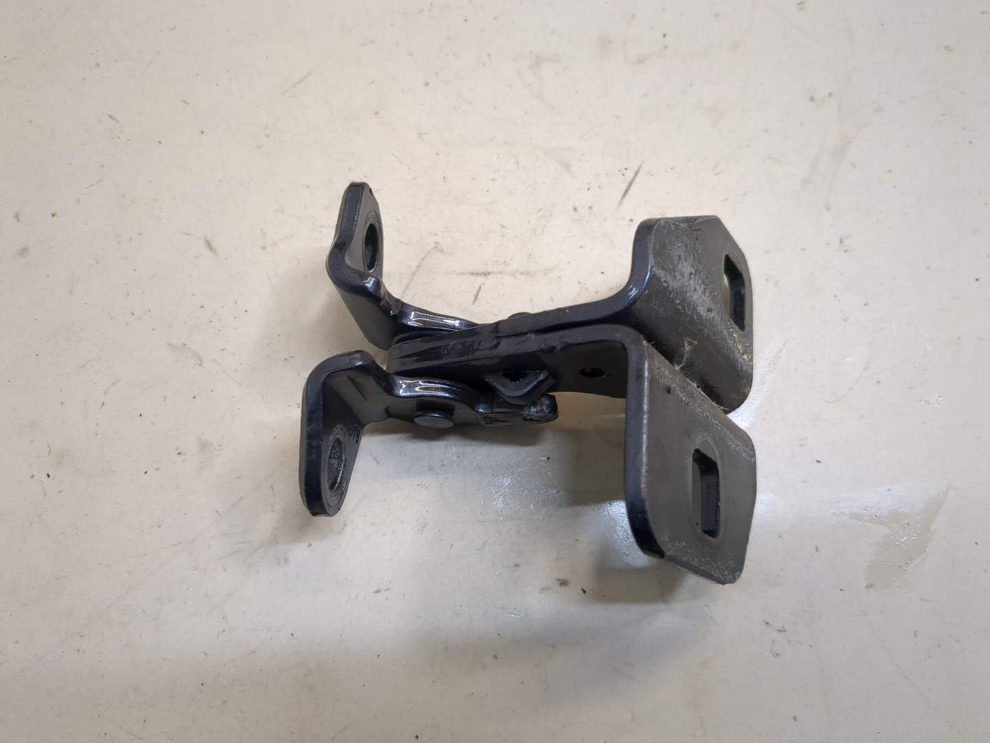 Петля двери