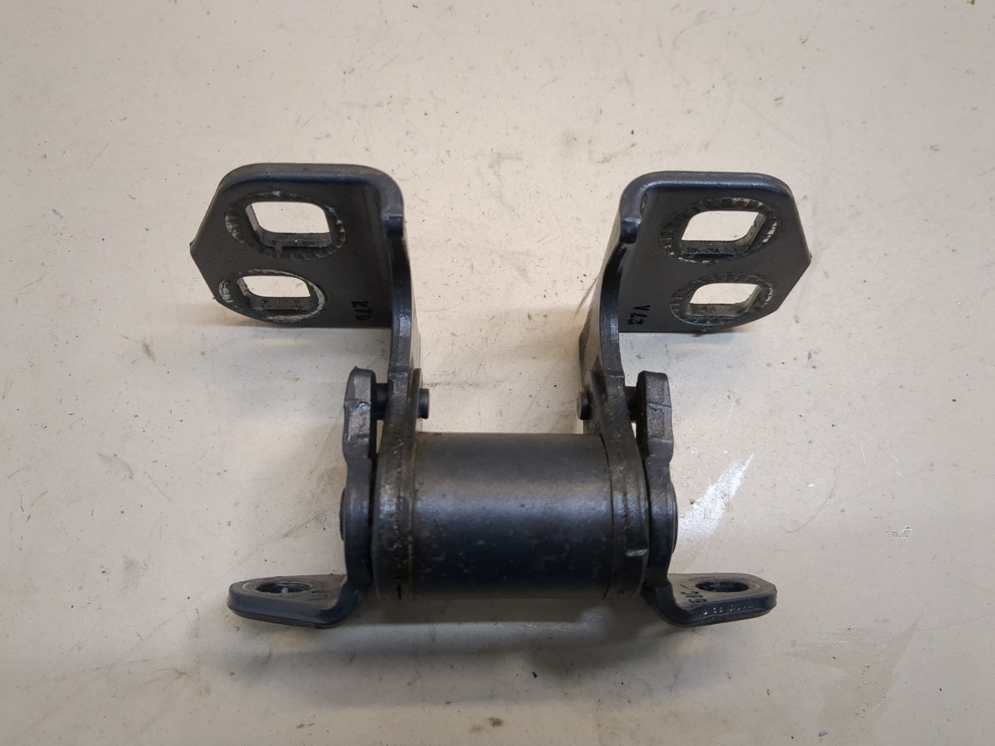 Петля двери