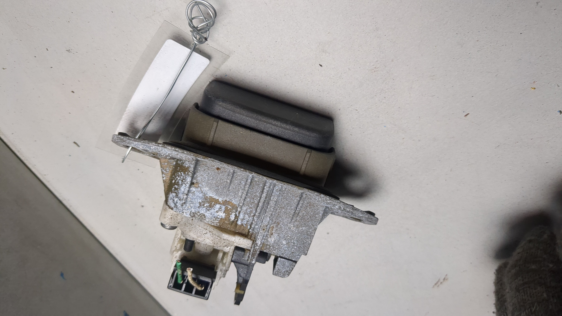 Кнопка открывания багажника