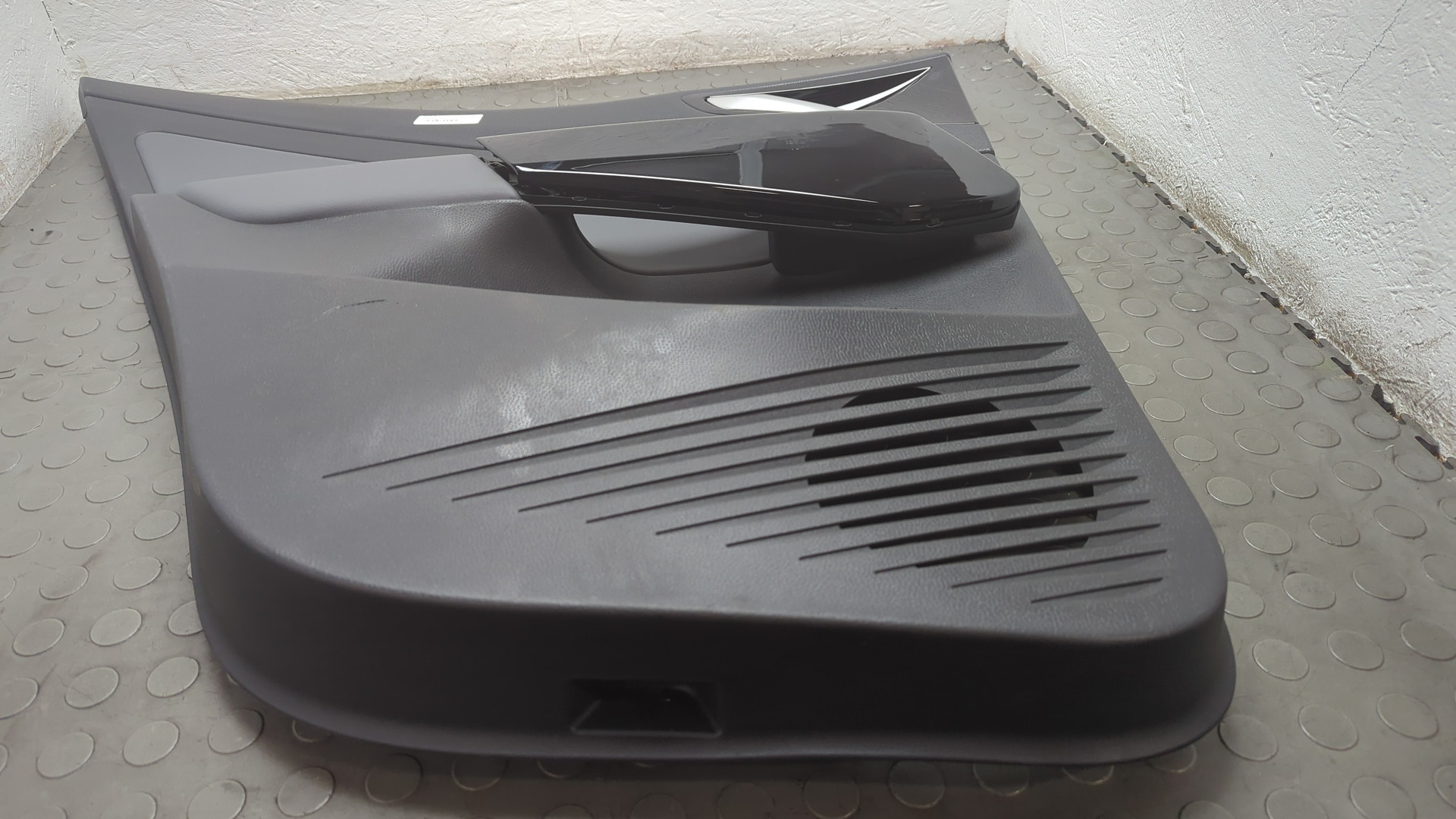 Обшивка двери задней левой