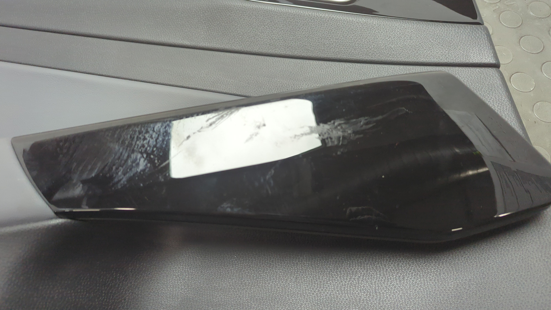 Обшивка двери задней левой