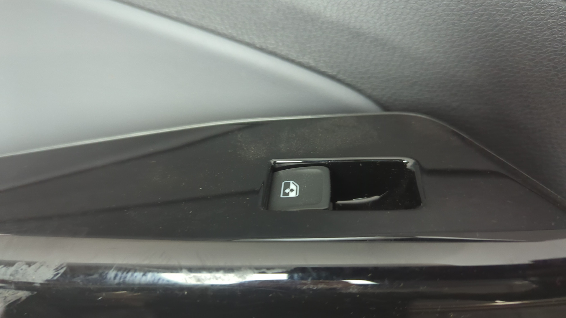 Обшивка двери задней левой