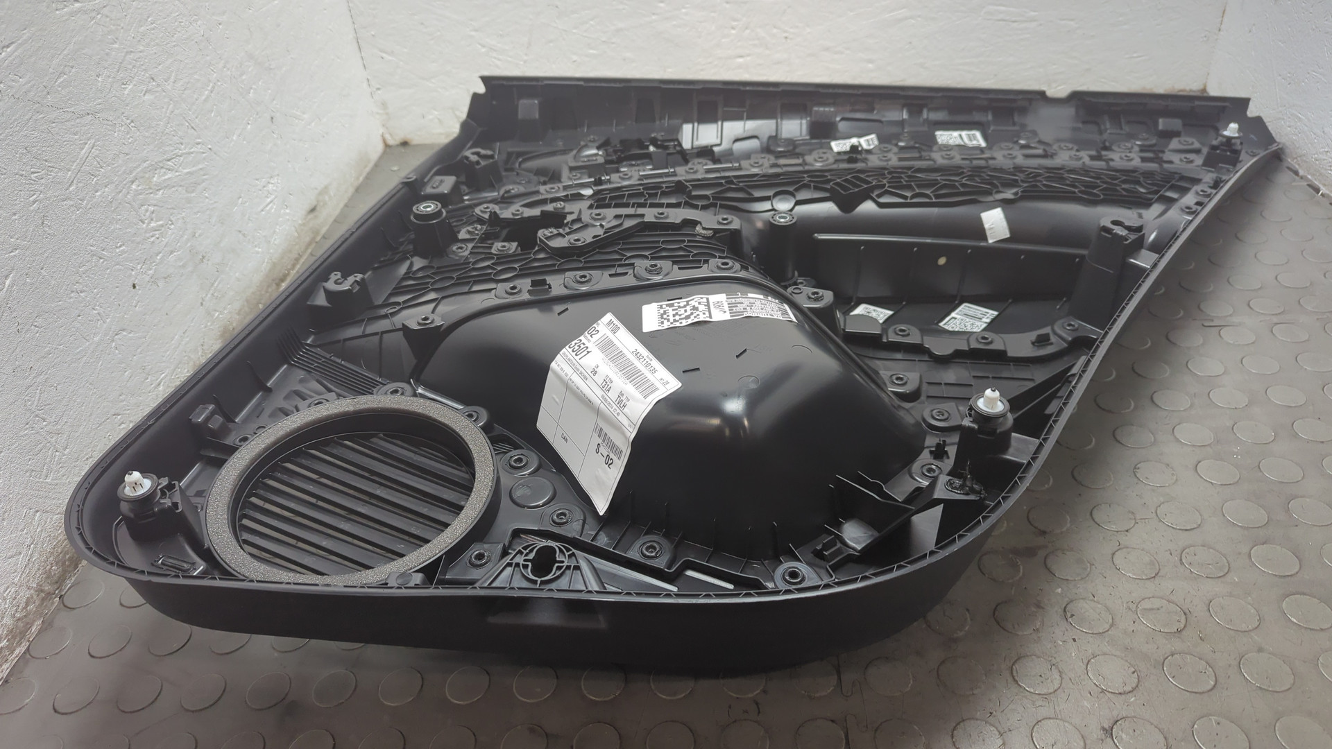 Обшивка двери задней левой