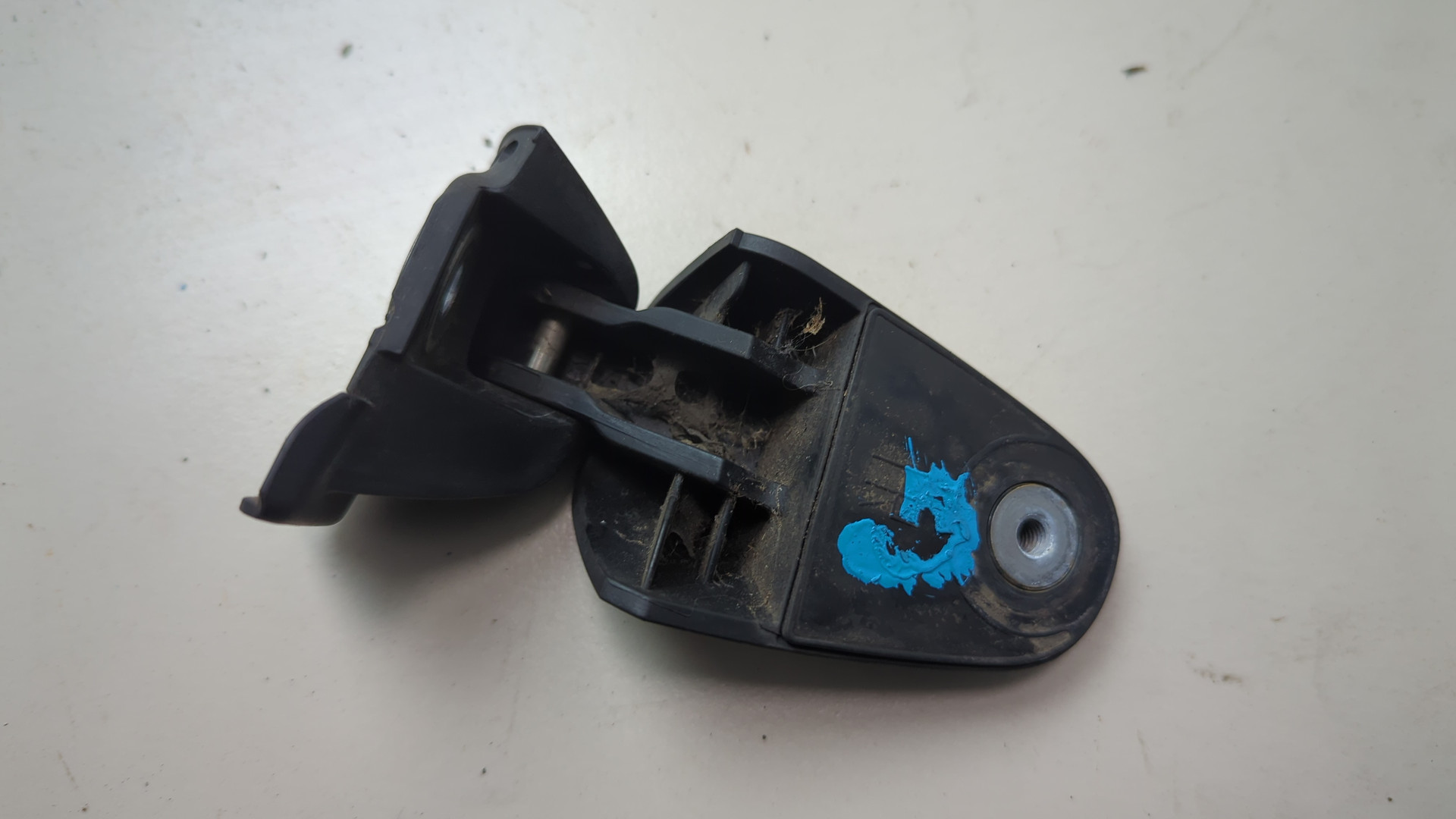 Петля заднего стекла