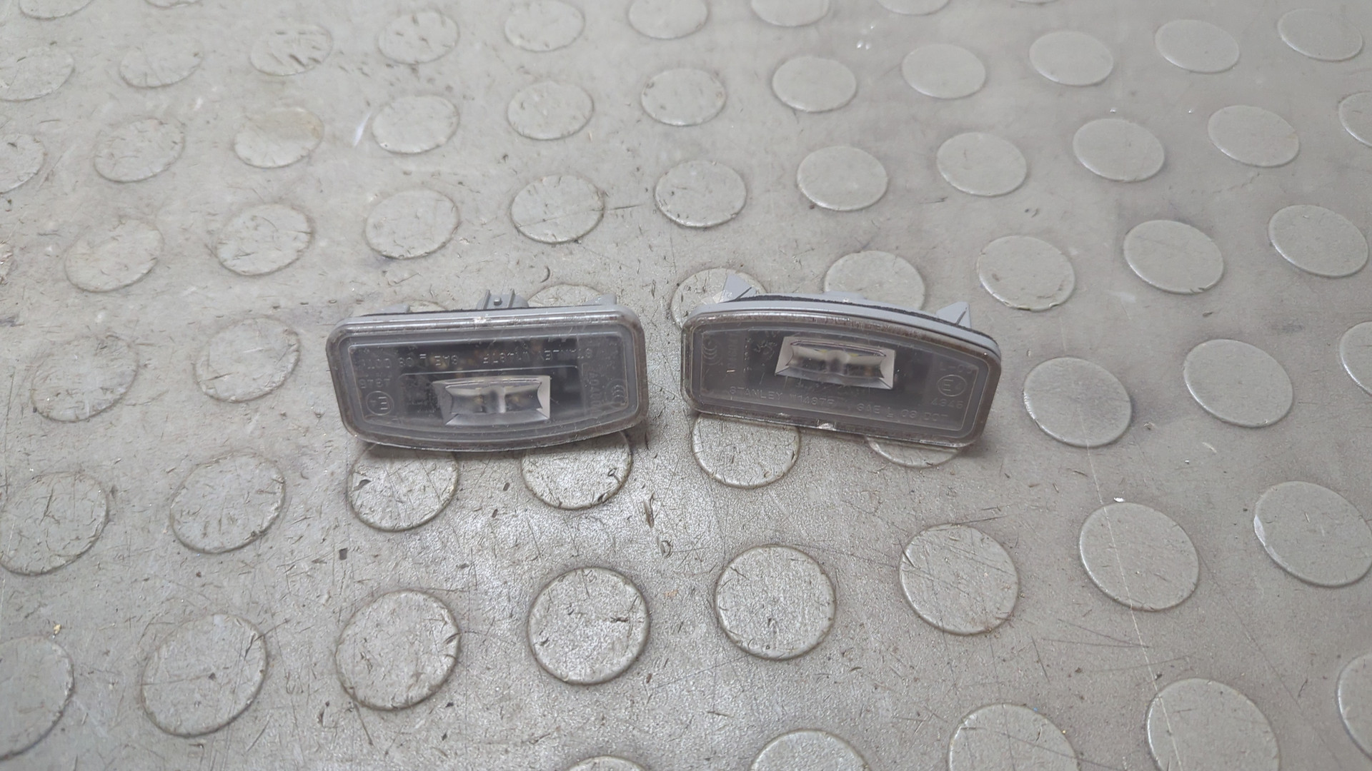 Фонарь подсветки номера