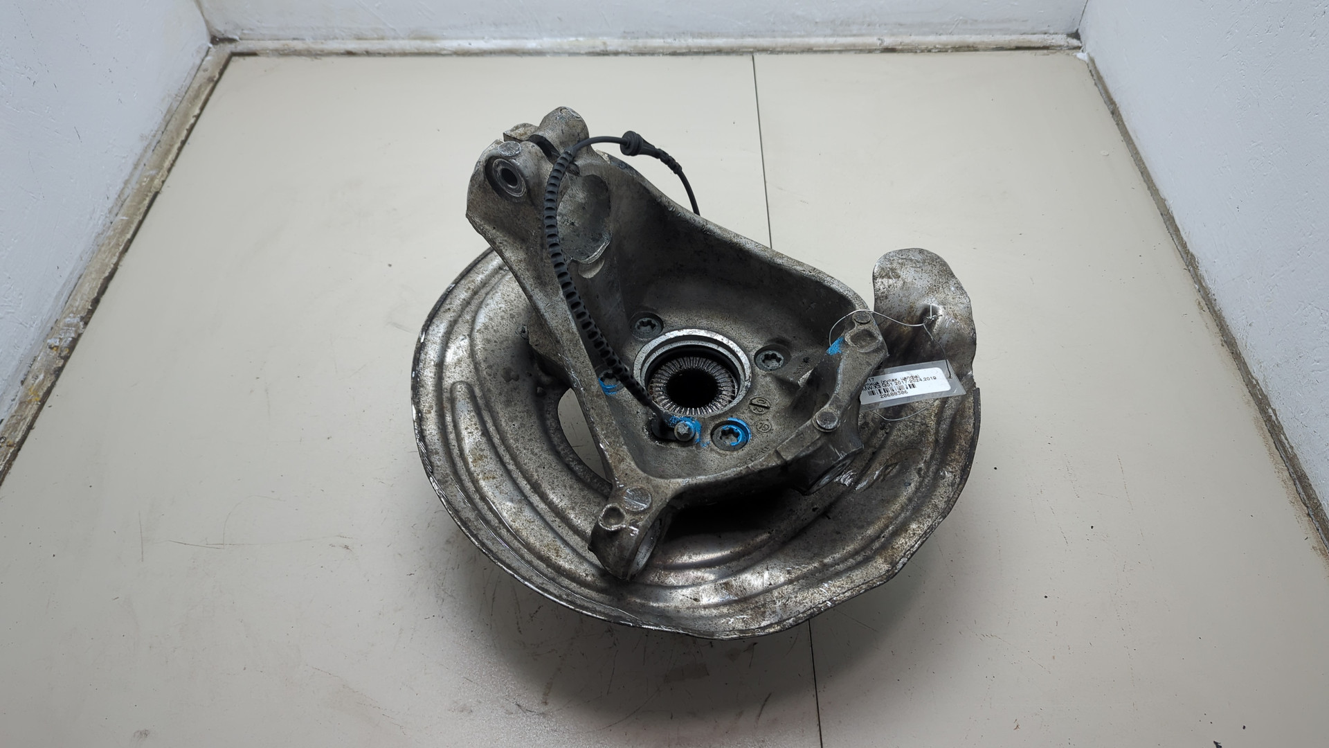 Кулак поворотный передний правый