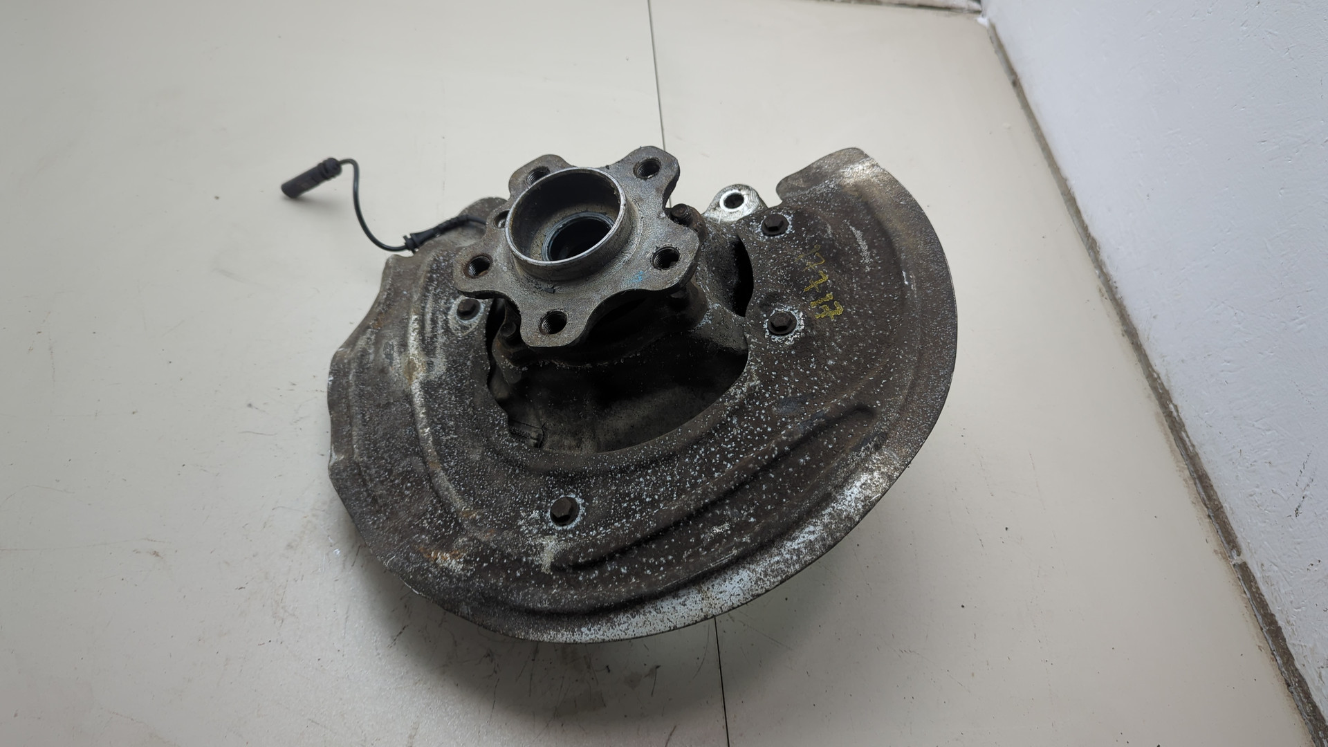 Кулак поворотный передний правый