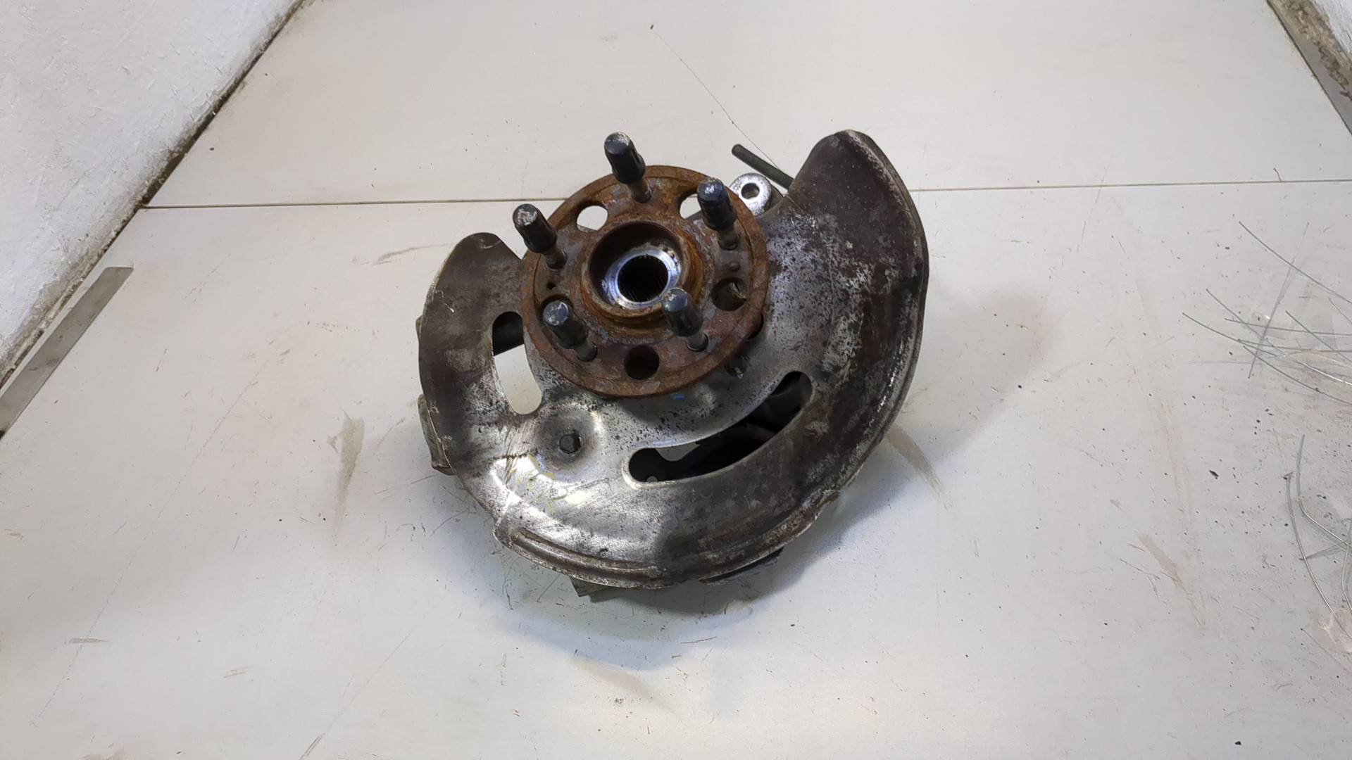 Кулак поворотный передний правый