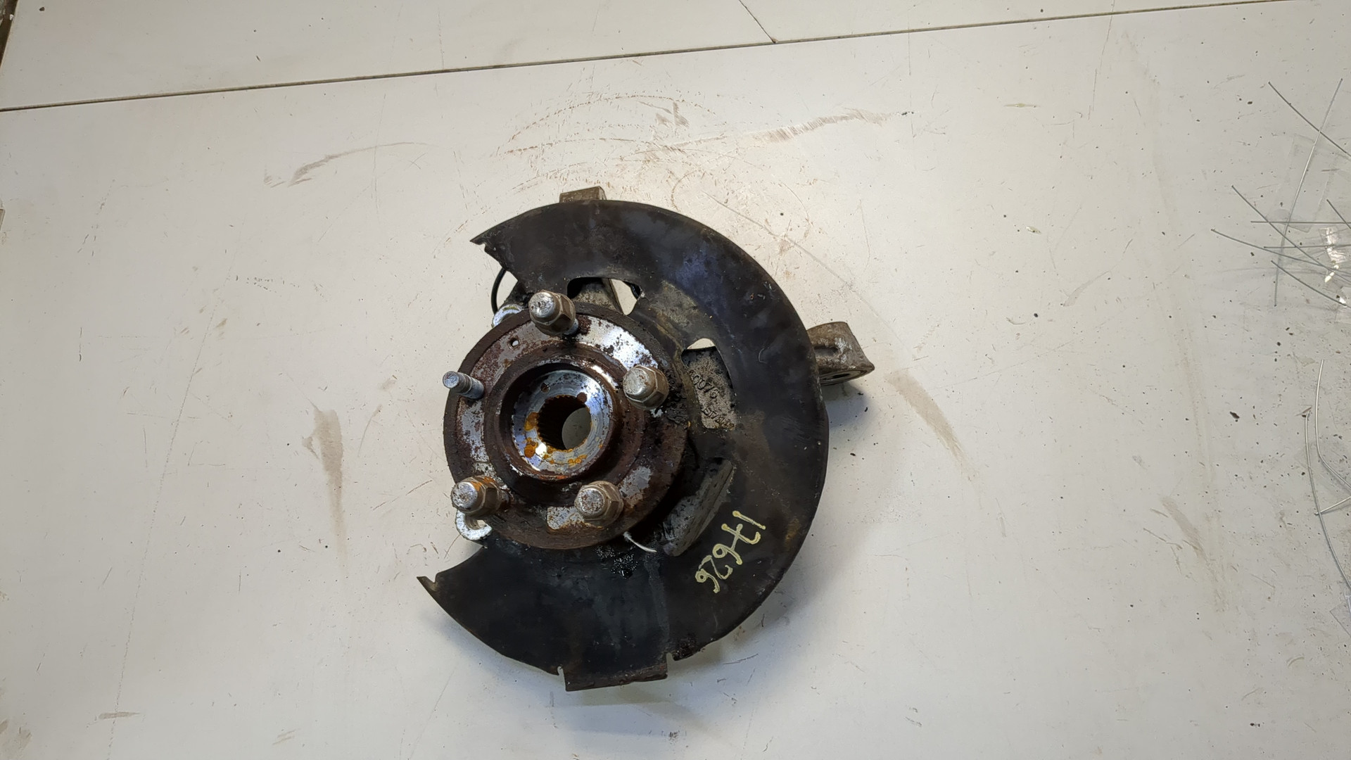 Кулак поворотный передний левый