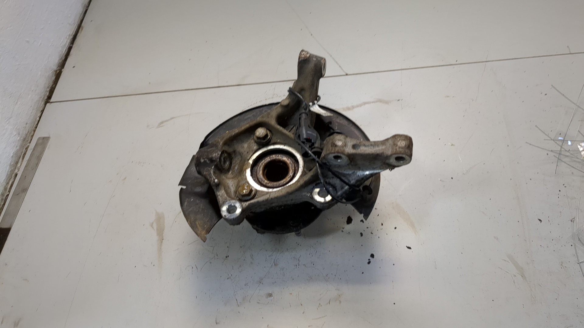 Кулак поворотный передний левый