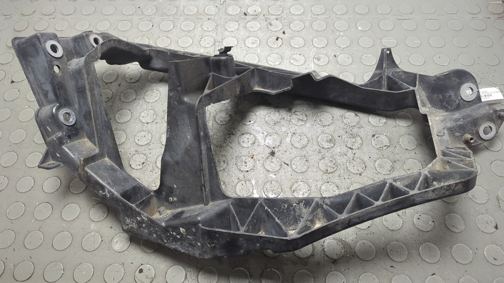 Кронштейн фар правый