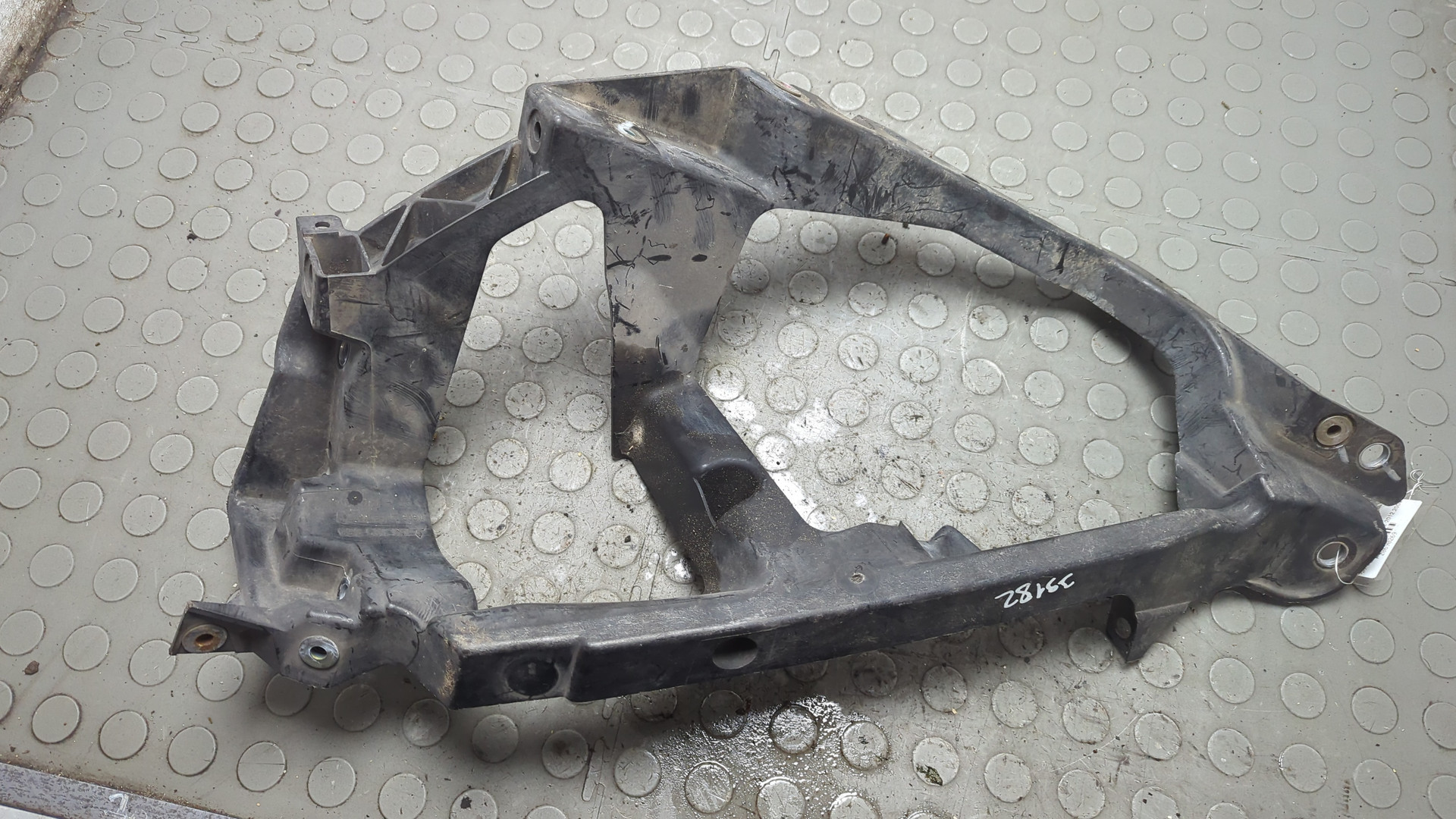 Кронштейн фар правый