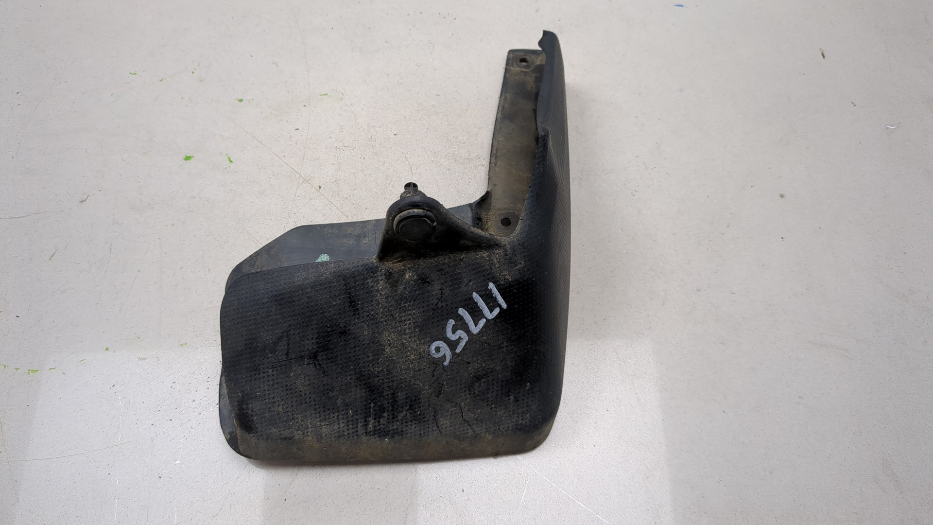 Брызговик задний правый