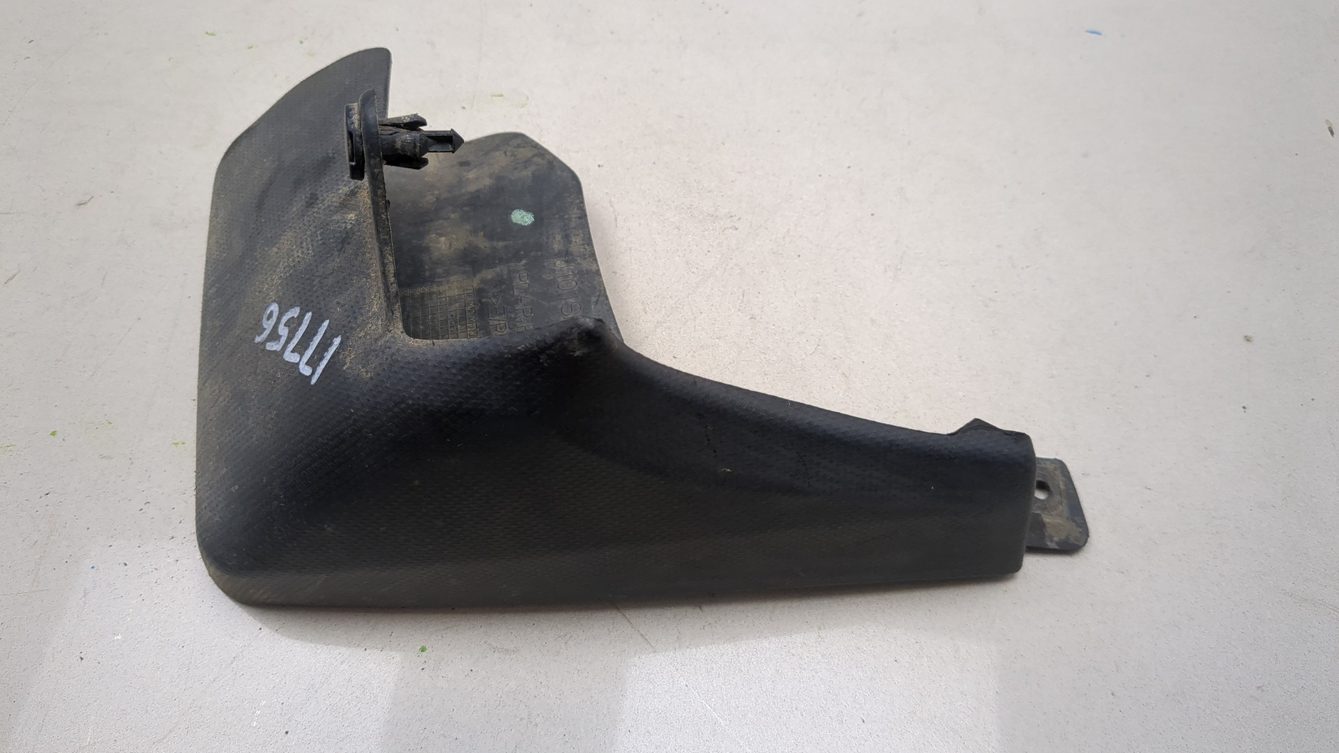 Брызговик задний правый