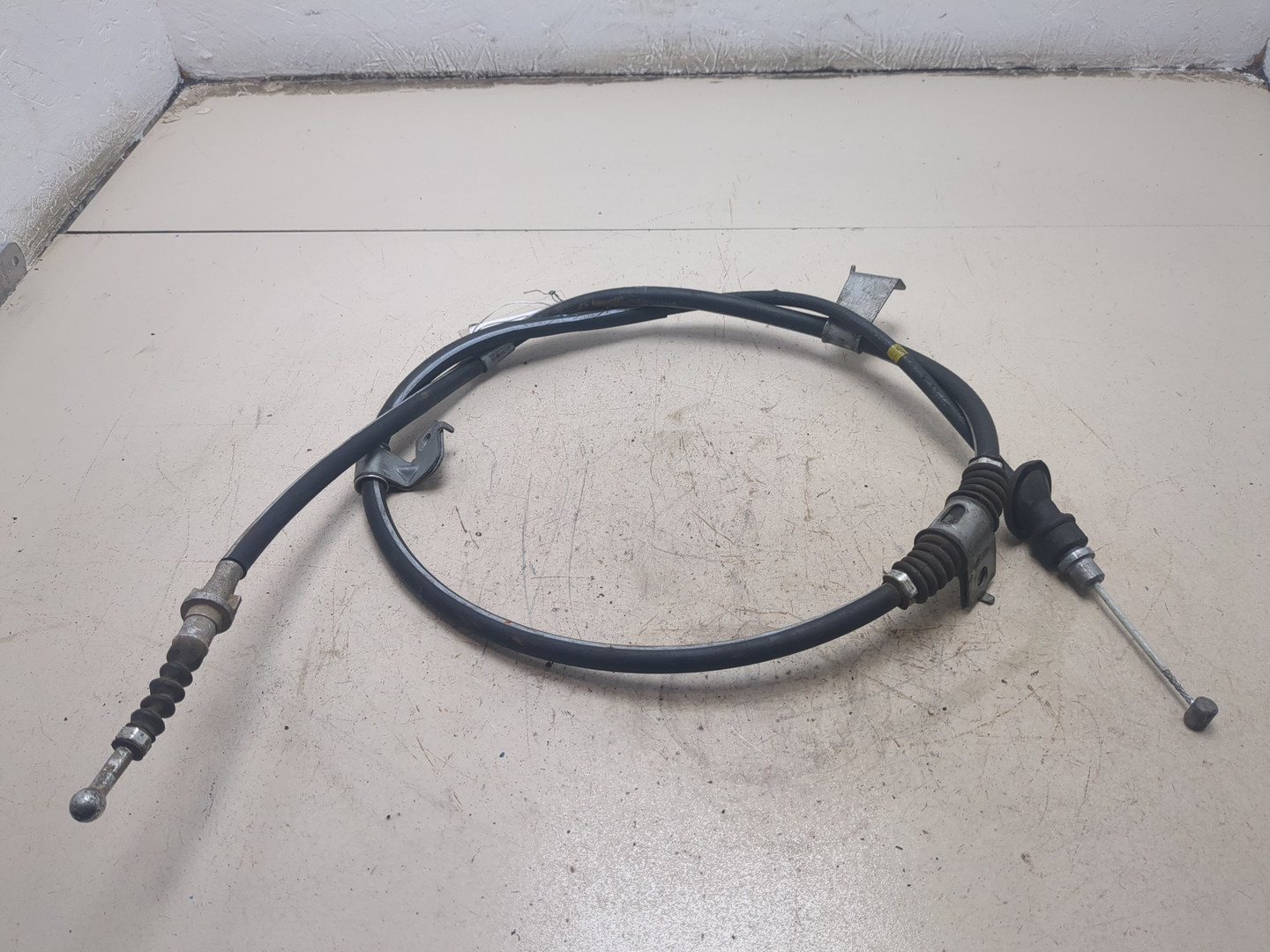 Трос стояночного тормоза