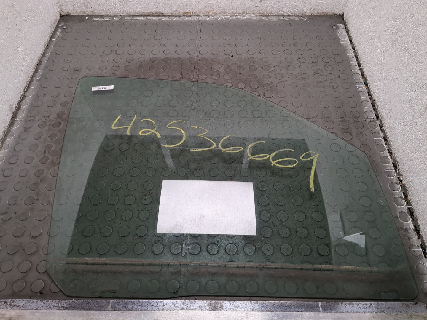 Стекло двери передней правой