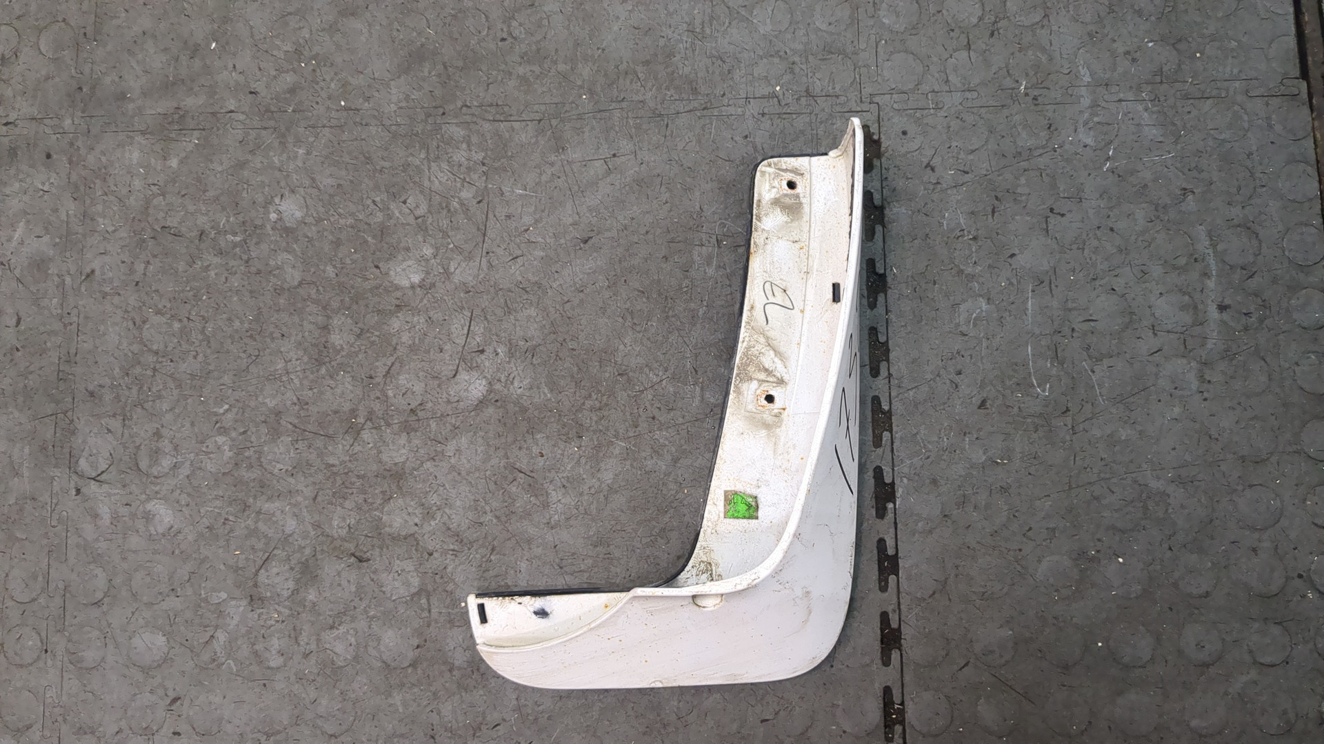 Брызговик задний правый