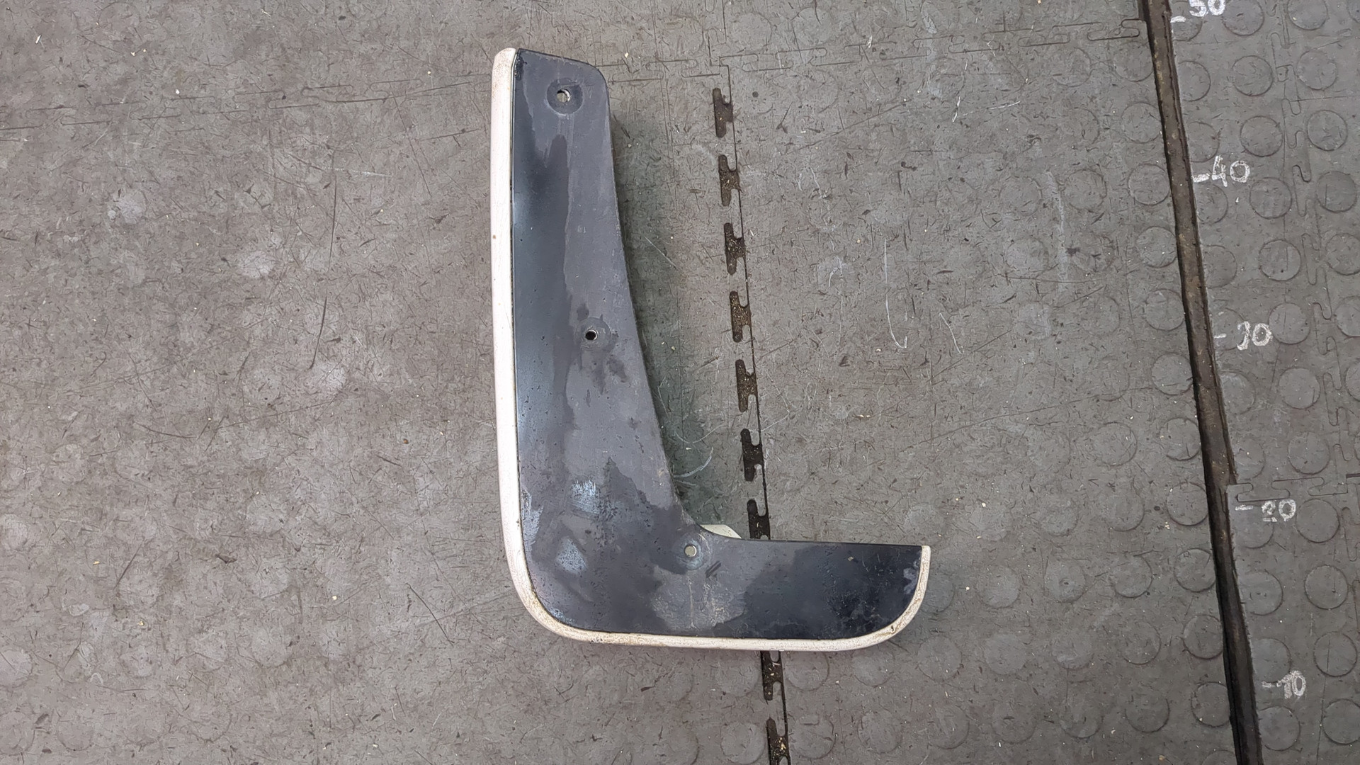 Брызговик задний правый